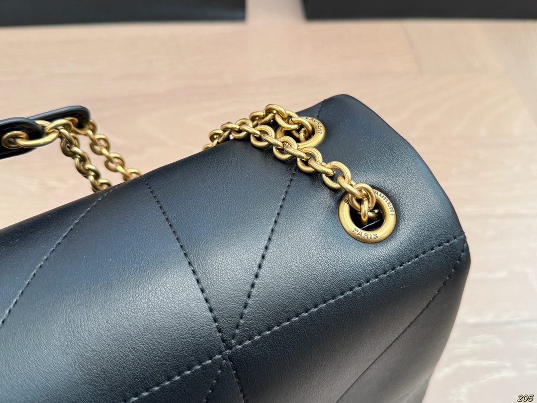 Diamond-patterned bag