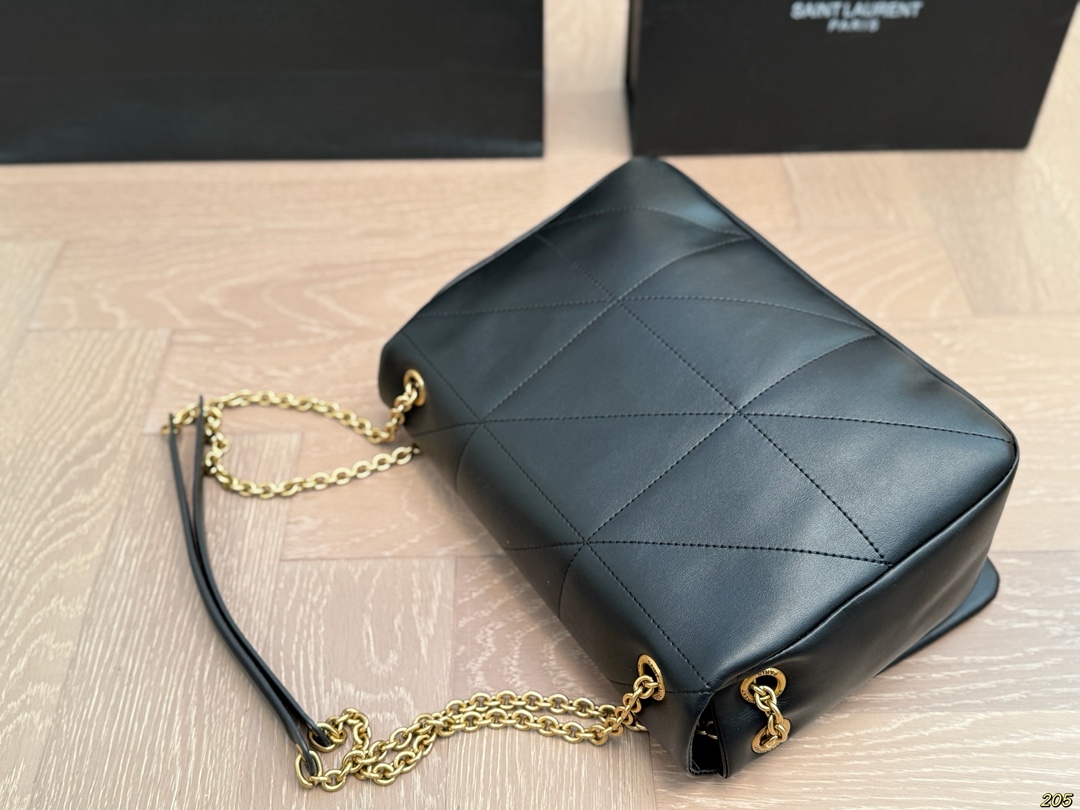 Diamond-patterned bag