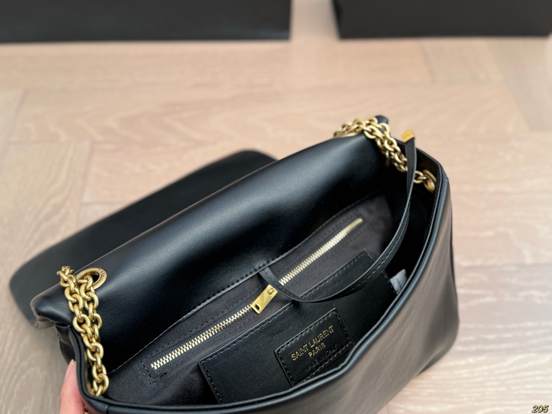 Diamond-patterned bag