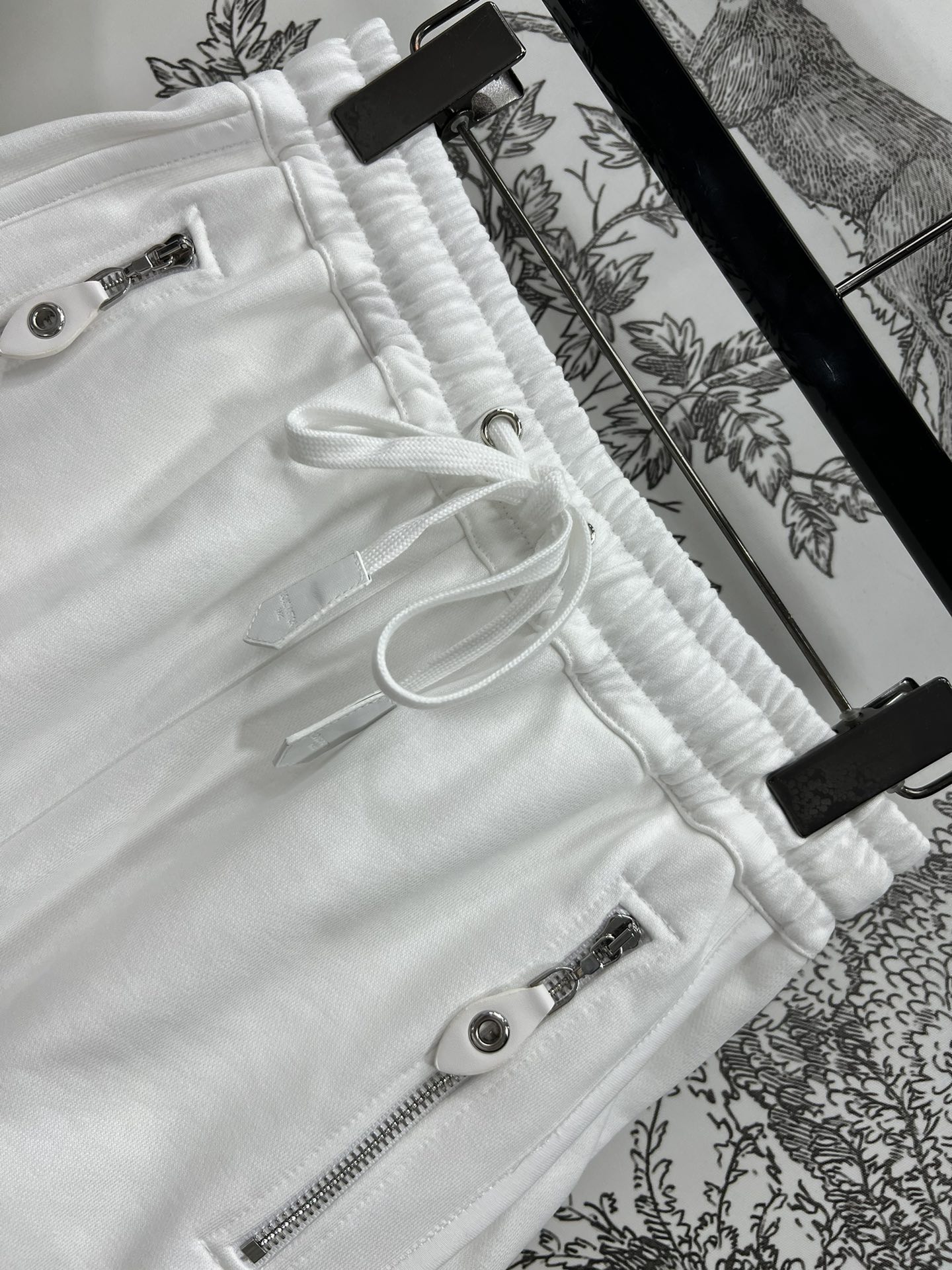 Minimalist casual sports suit