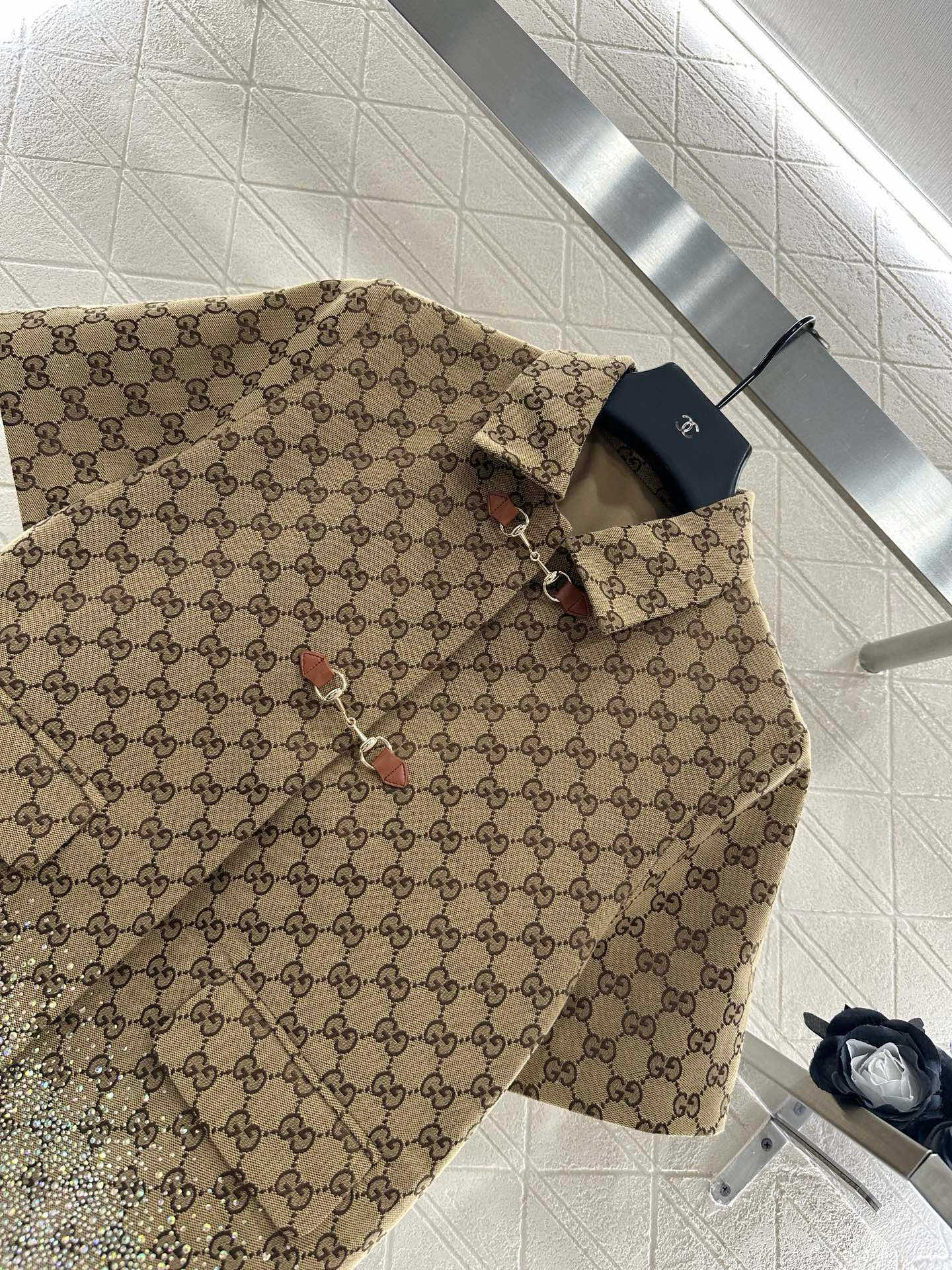 Hot diamond short-sleeved jacket and skirt suit