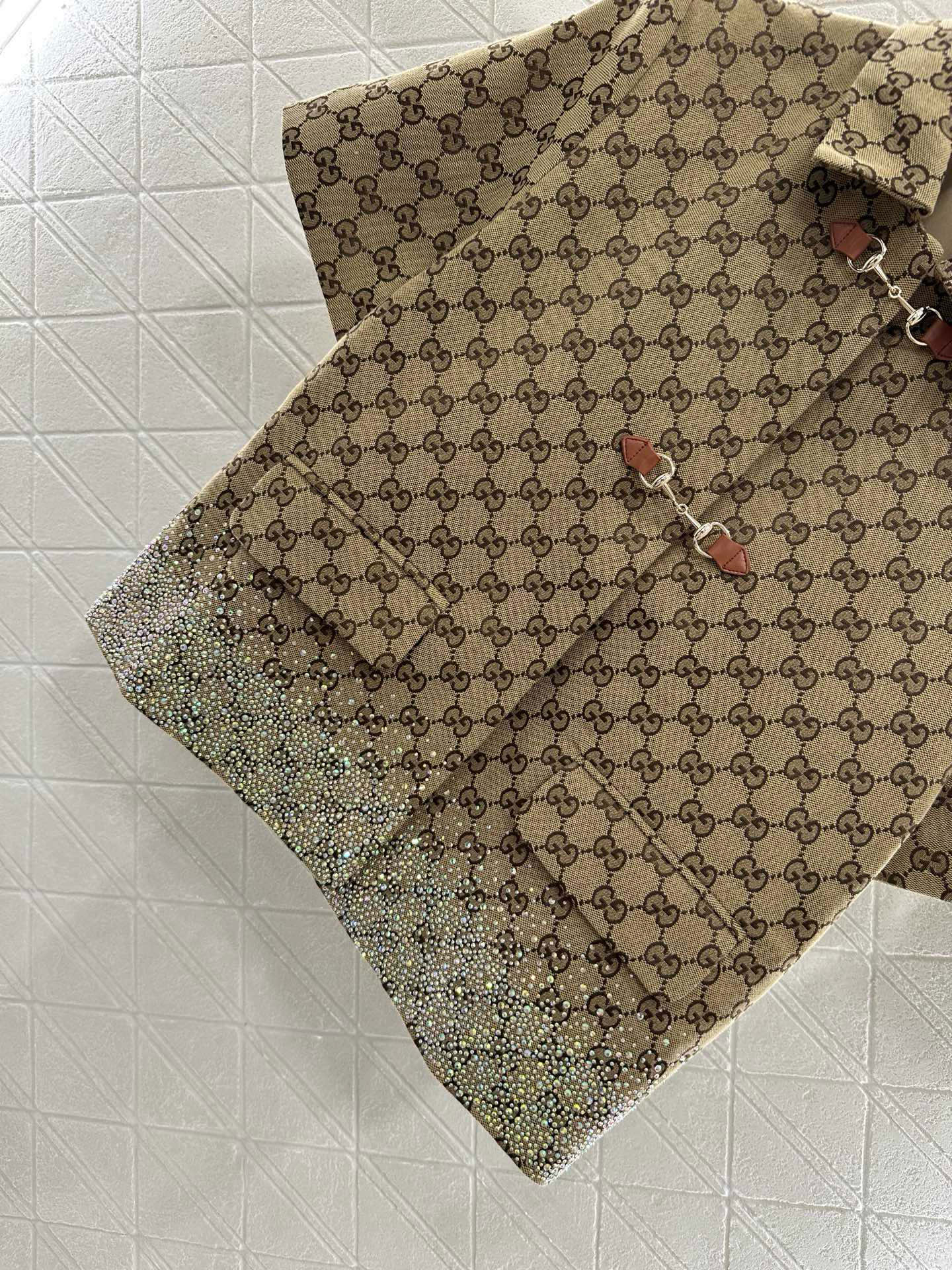 Hot diamond short-sleeved jacket and skirt suit