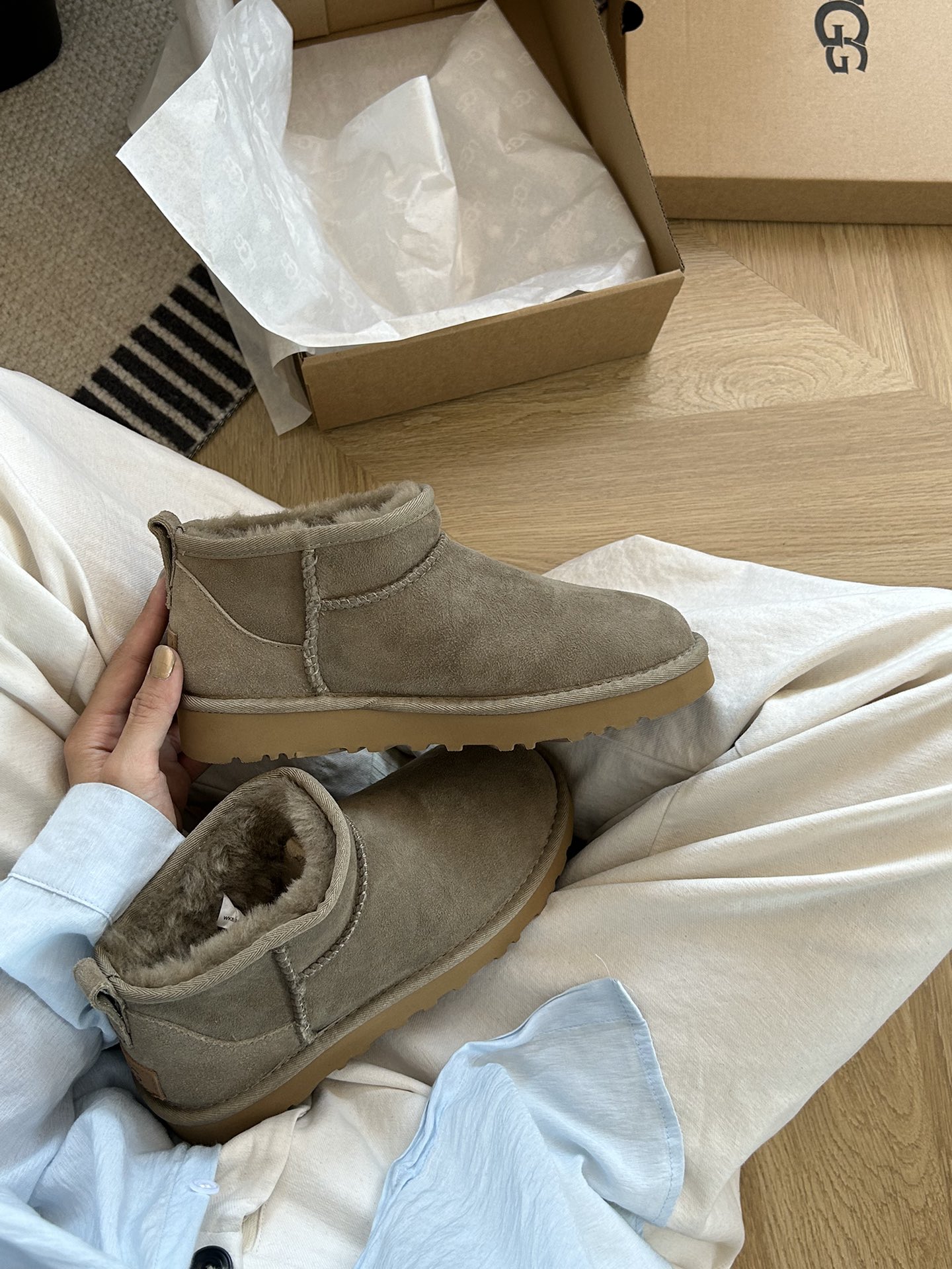 Thin-soled ankle boots