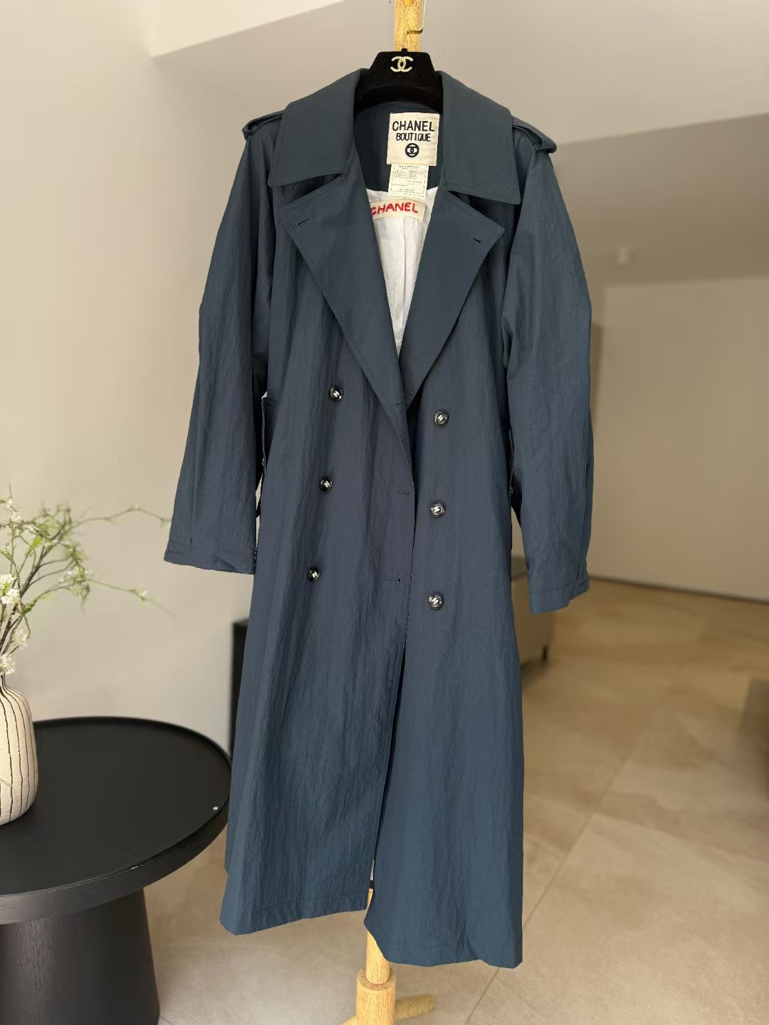 Long trench coat with letter embroidery
