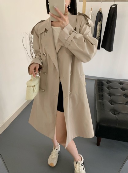 Long trench coat with letter embroidery