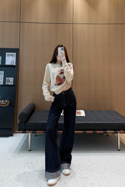 Color-blocked rolled-up jeans