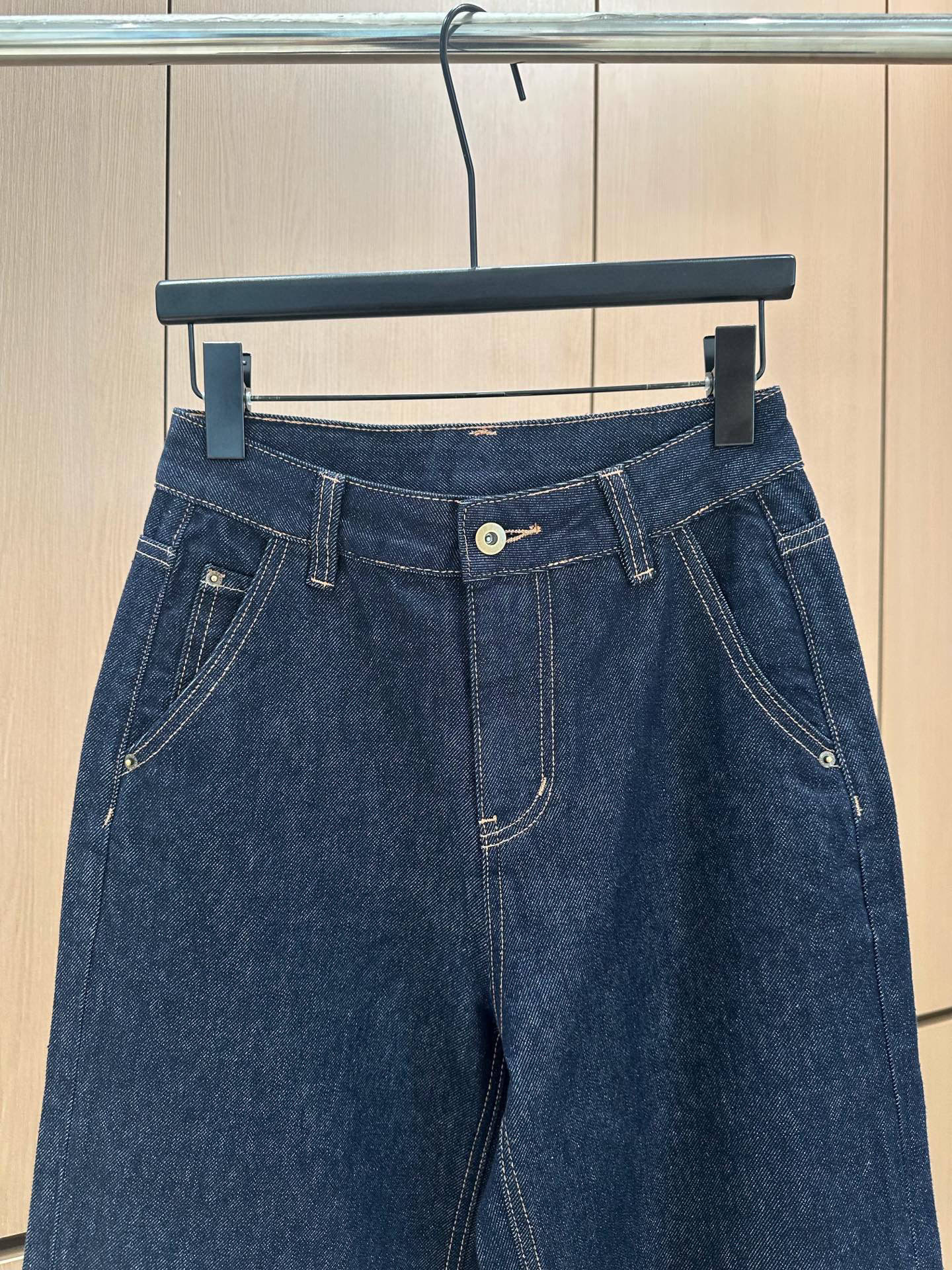 Color-blocked rolled-up jeans