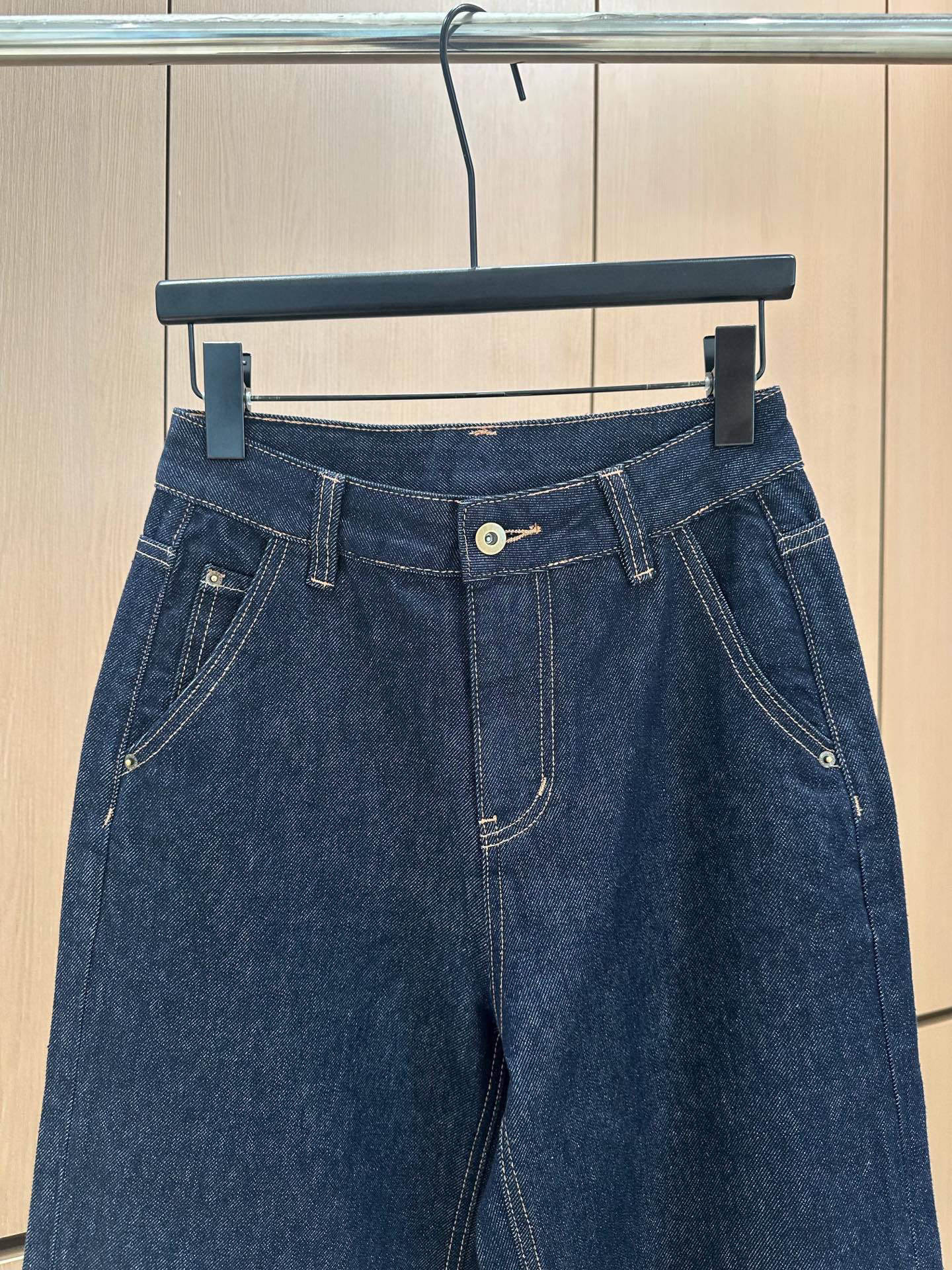 Color-blocked rolled-up jeans