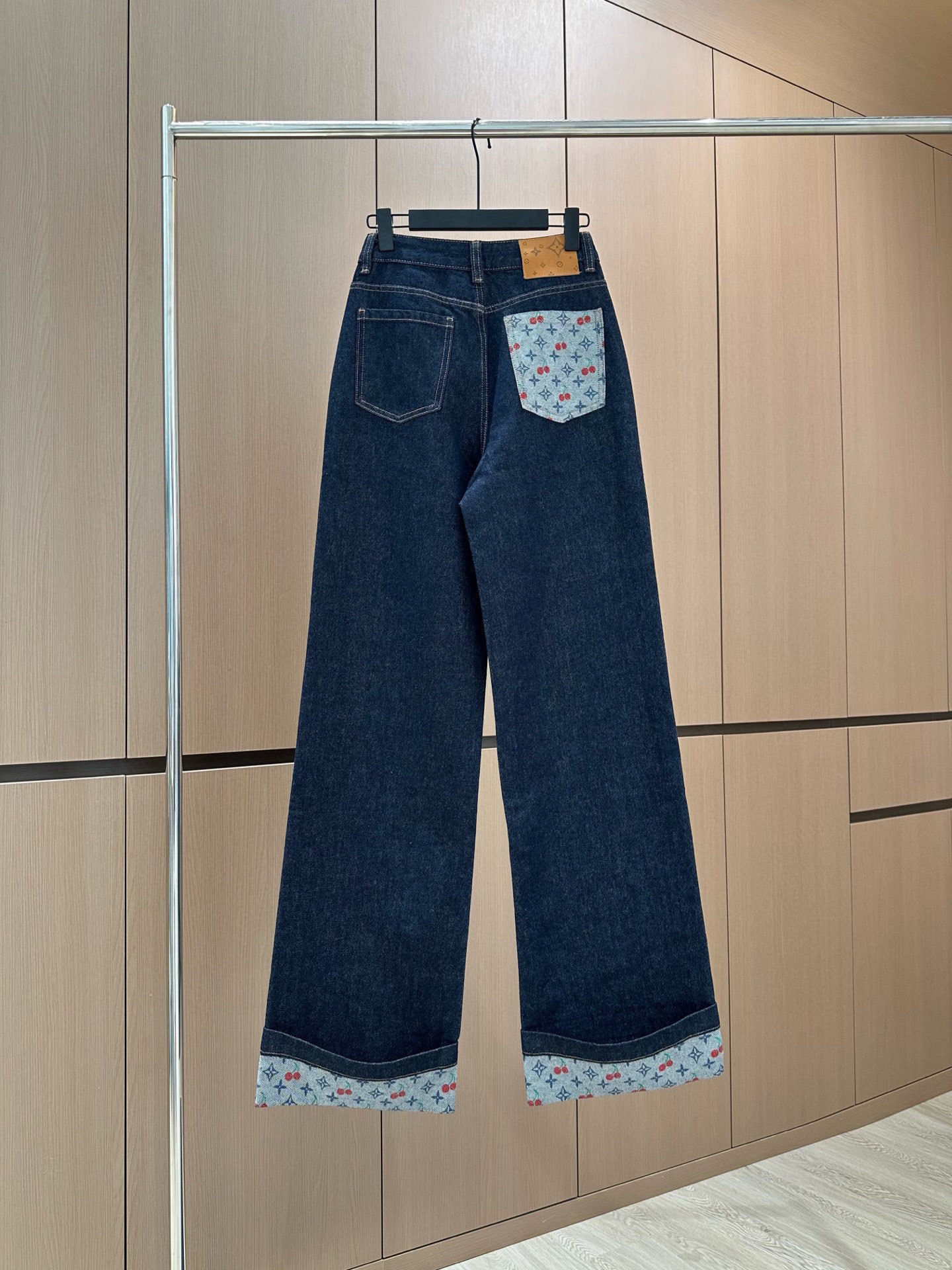 Color-blocked rolled-up jeans