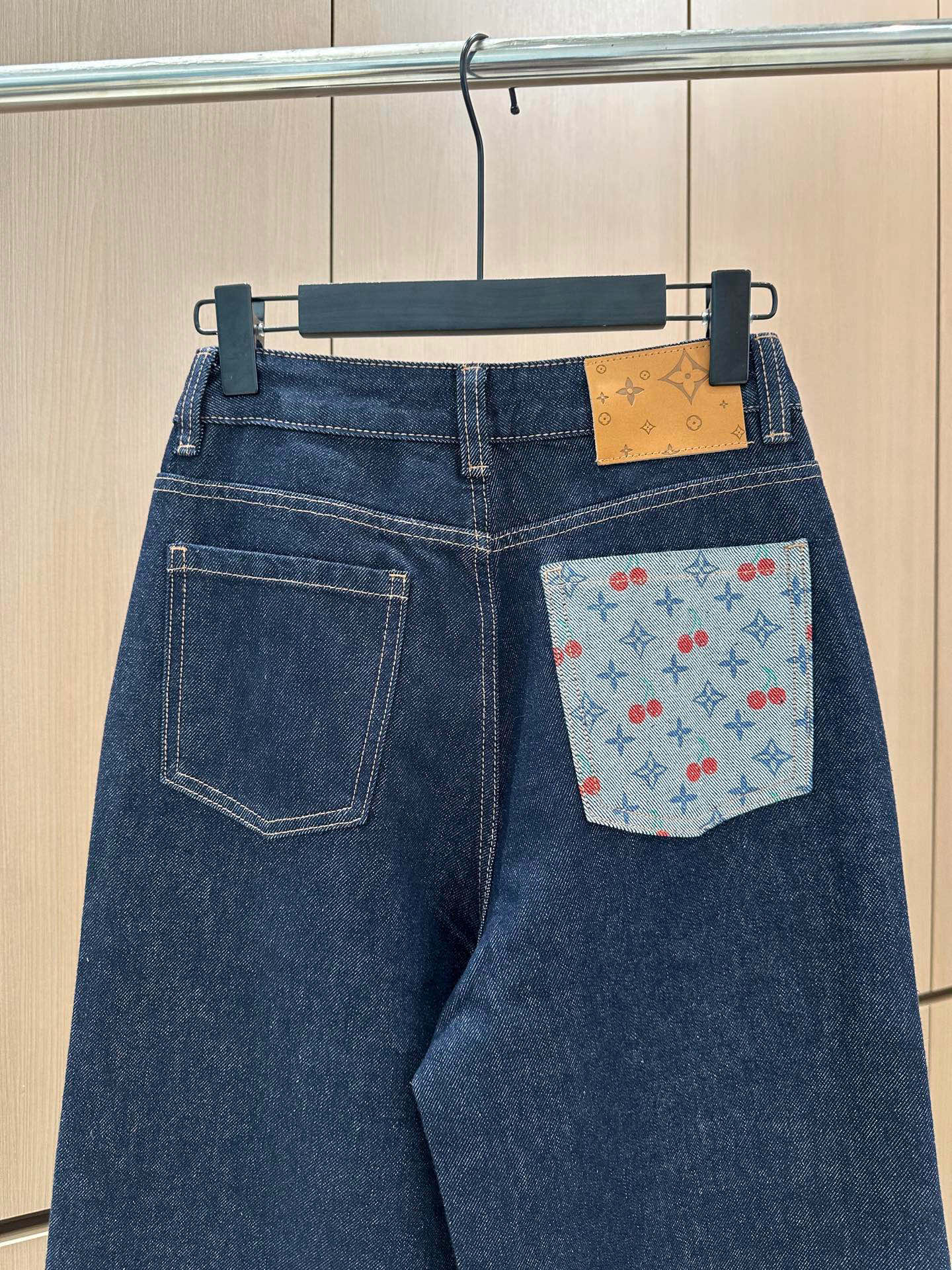 Color-blocked rolled-up jeans