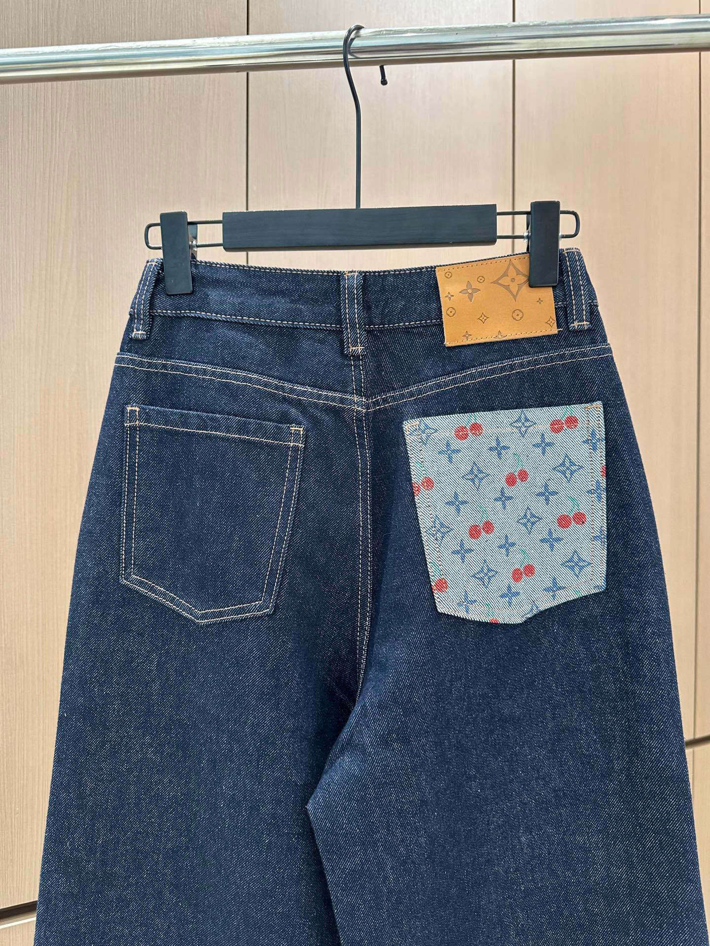 Color-blocked rolled-up jeans