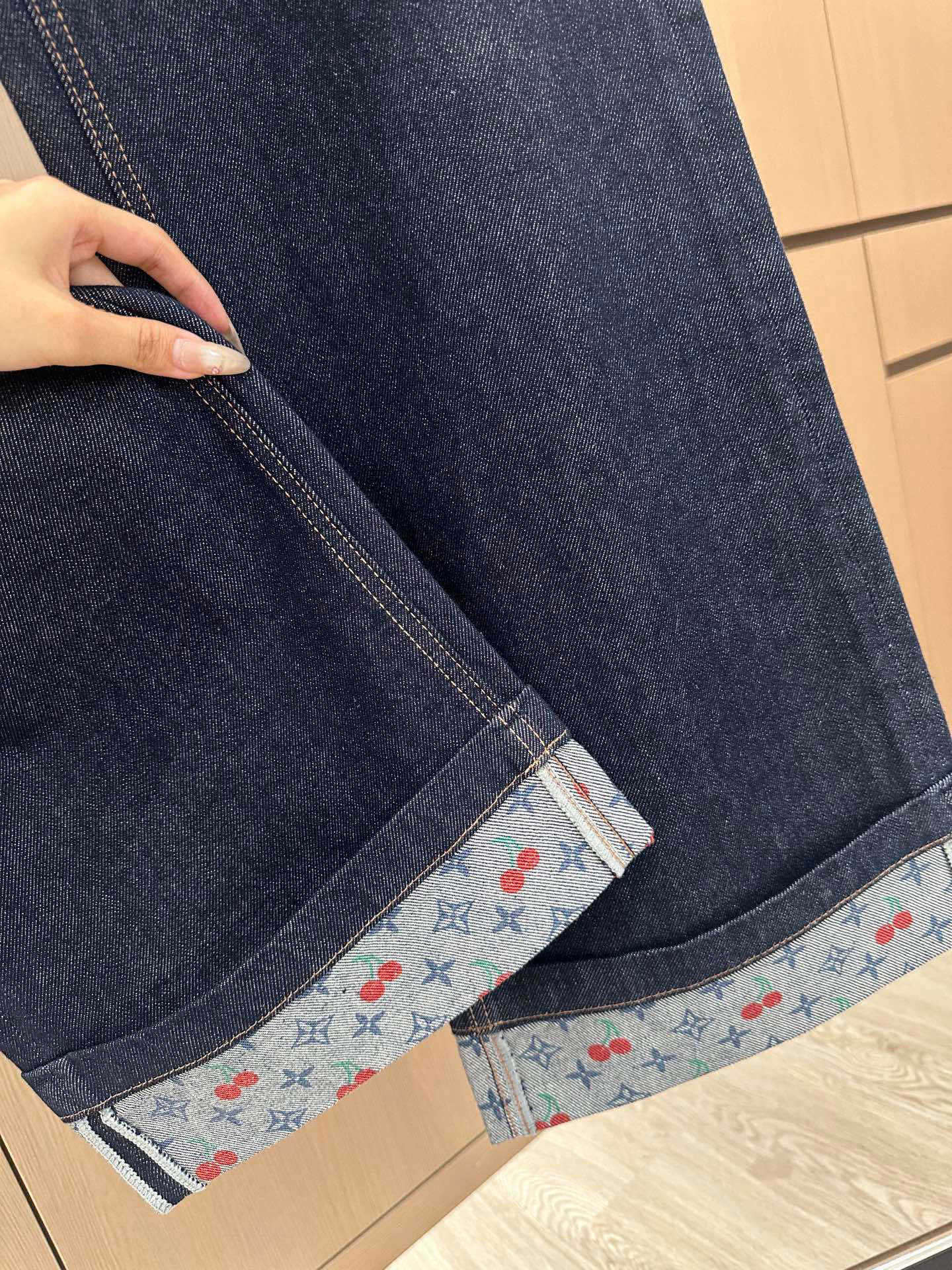 Color-blocked rolled-up jeans