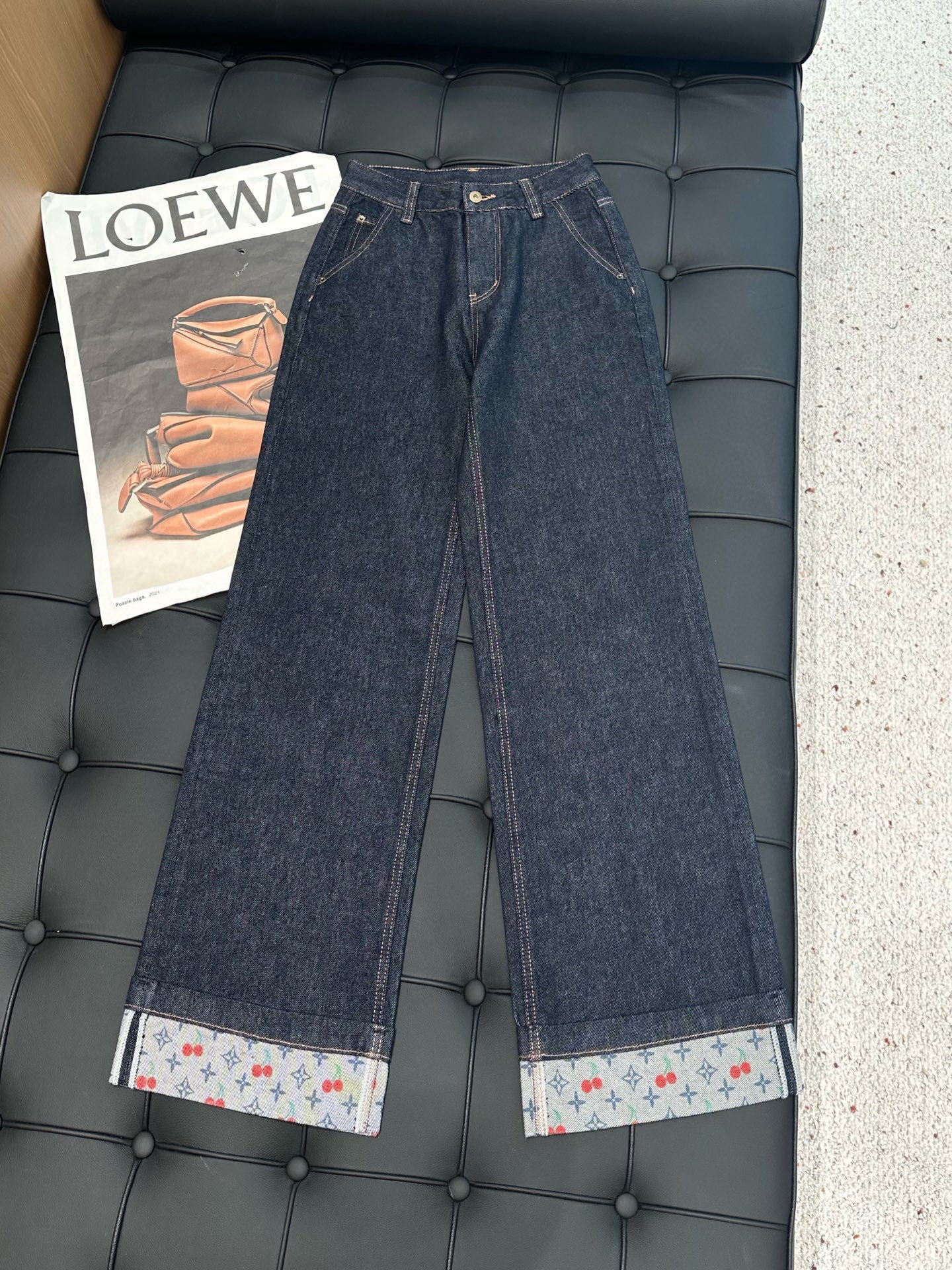 Color-blocked rolled-up jeans