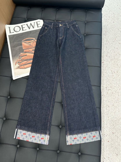 Color-blocked rolled-up jeans