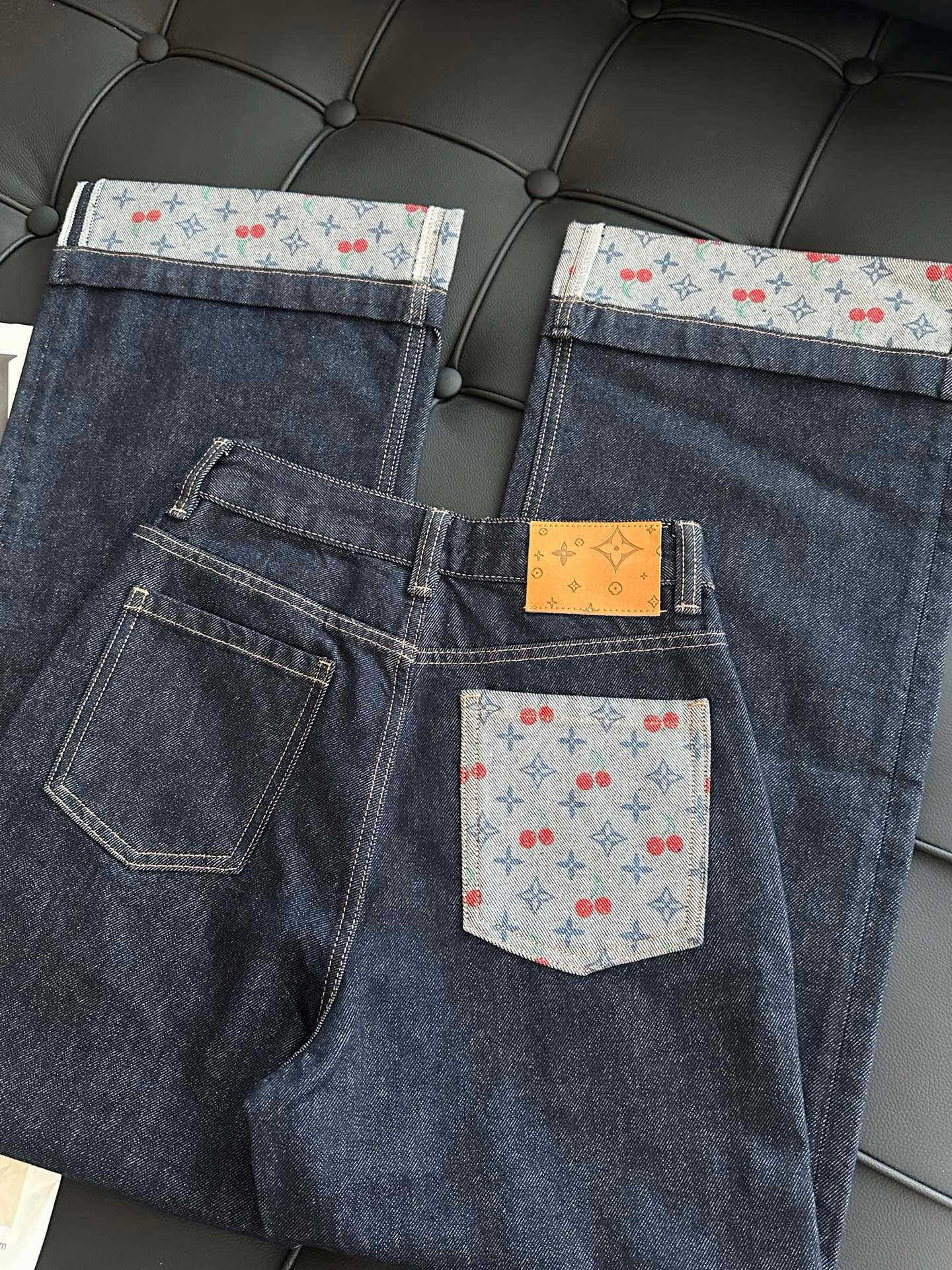 Color-blocked rolled-up jeans