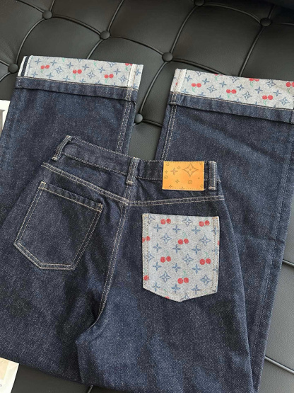 Color-blocked rolled-up jeans