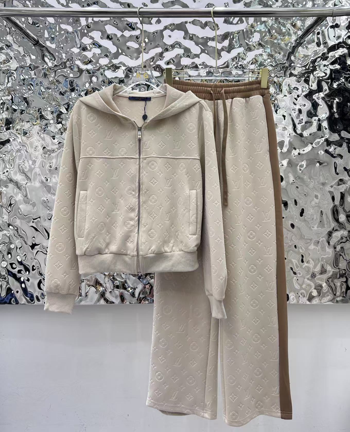 Jacquard fabric suit