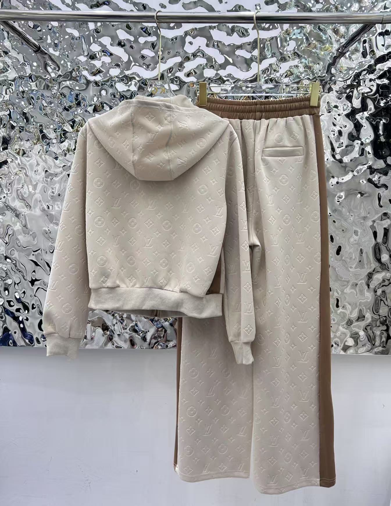 Jacquard fabric suit