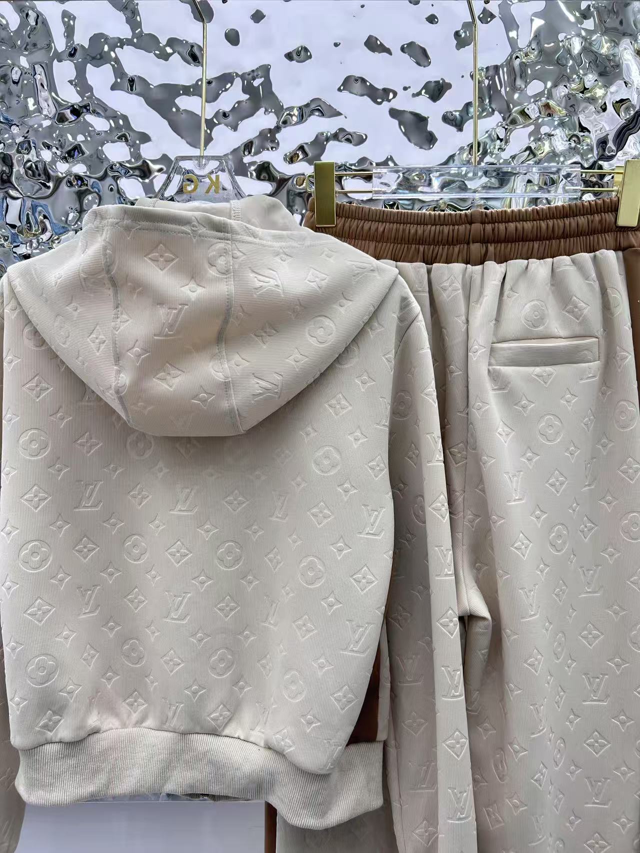 Jacquard fabric suit