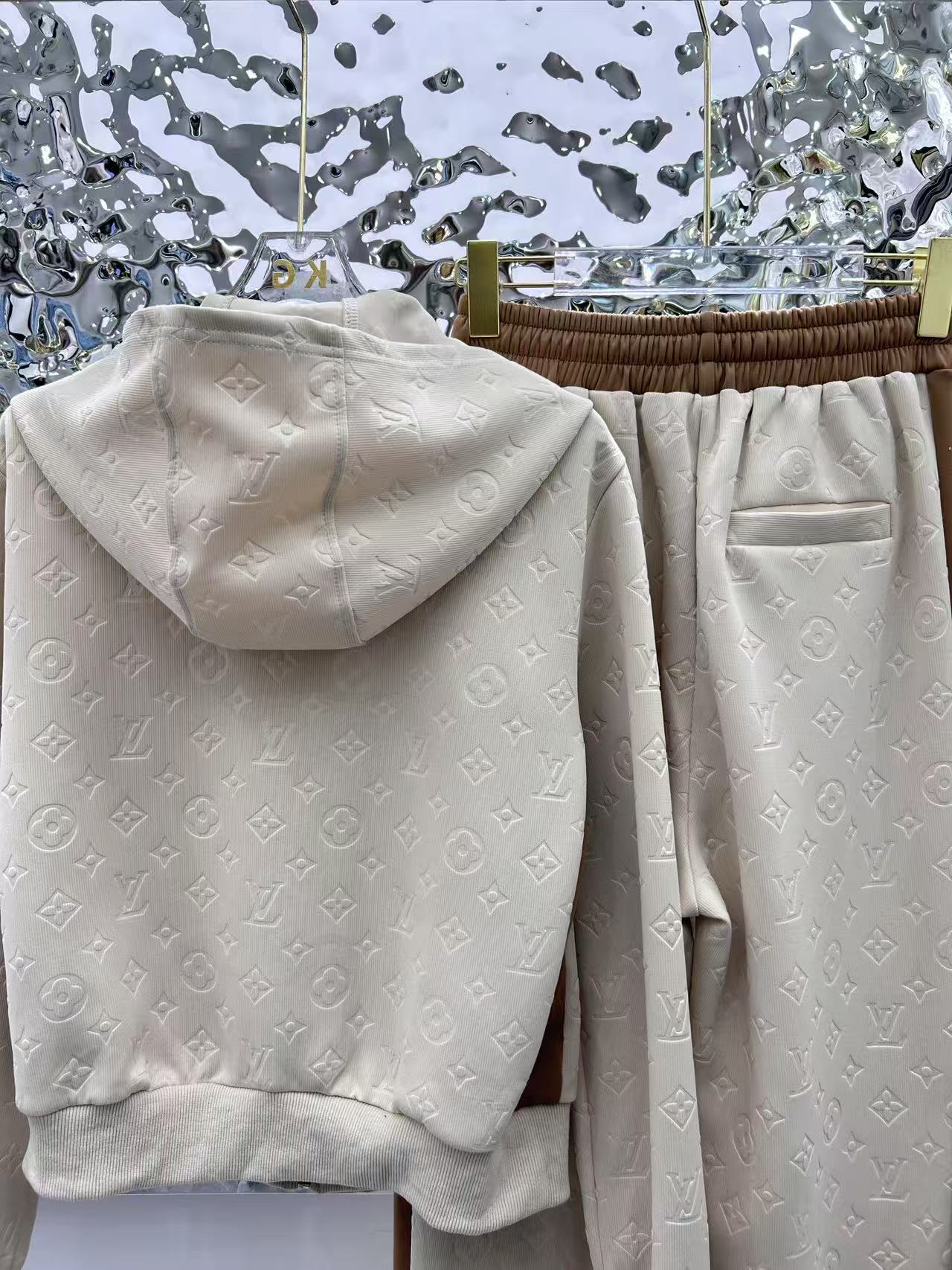 Jacquard fabric suit