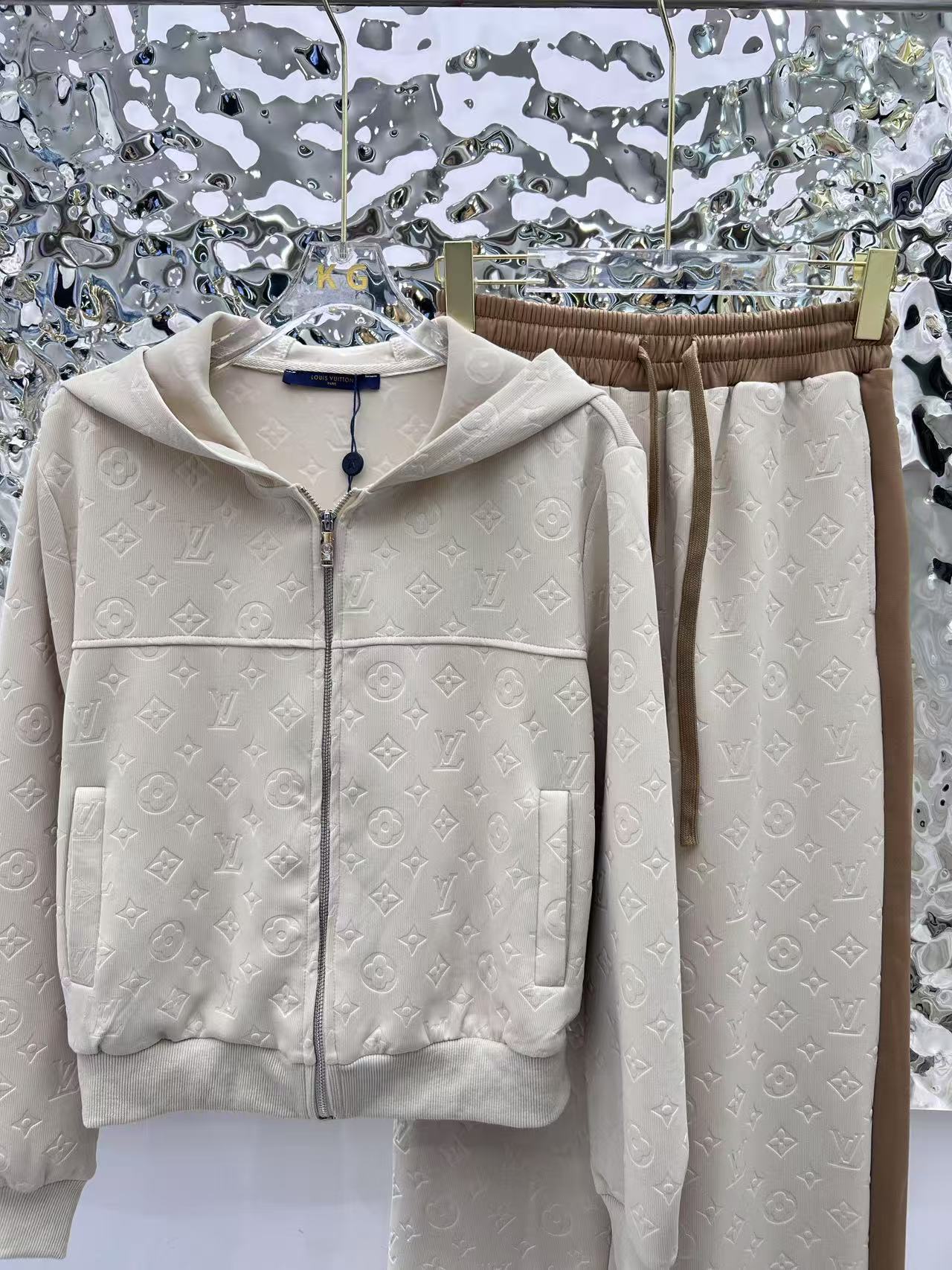 Jacquard fabric suit