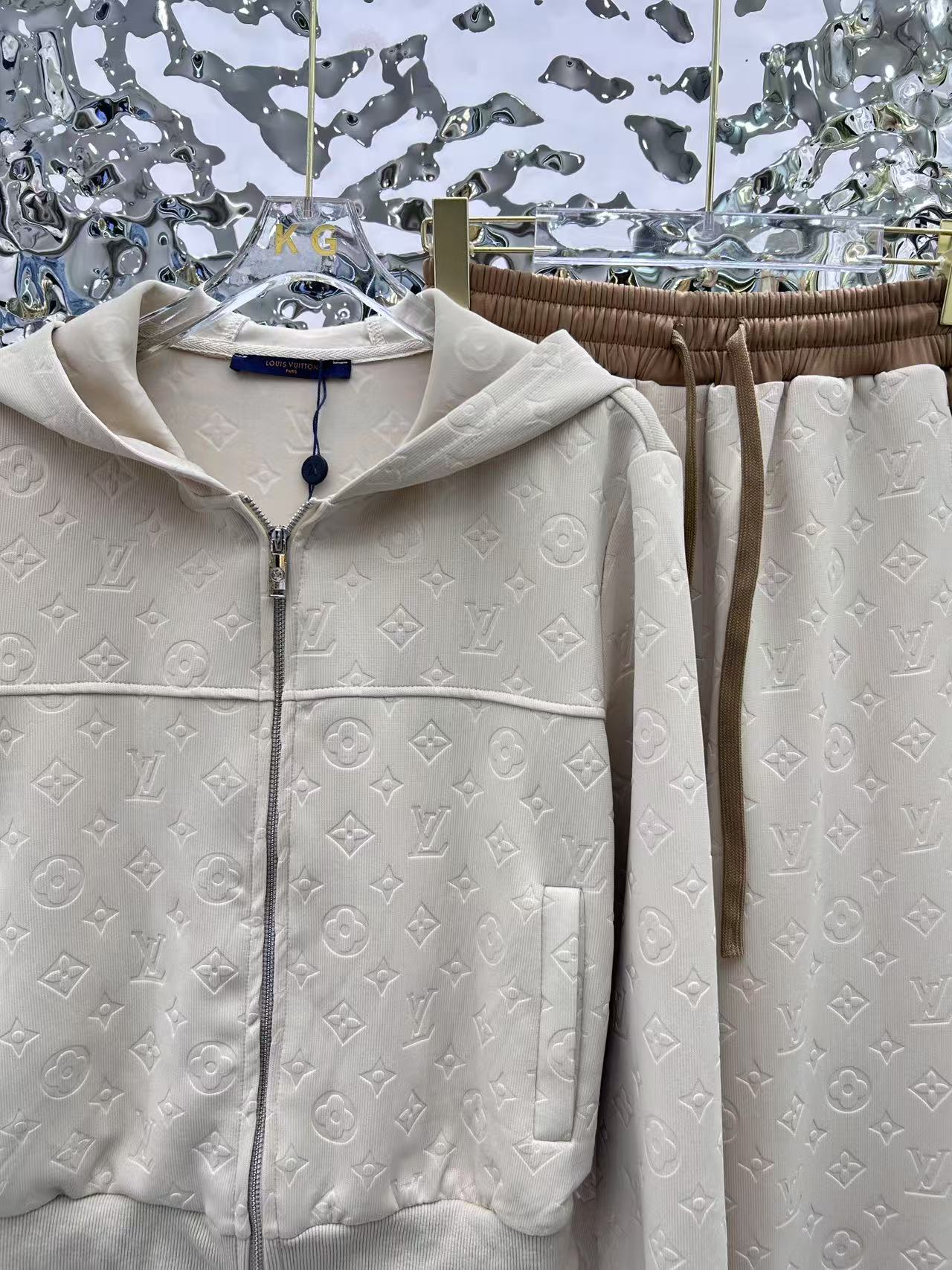 Jacquard fabric suit