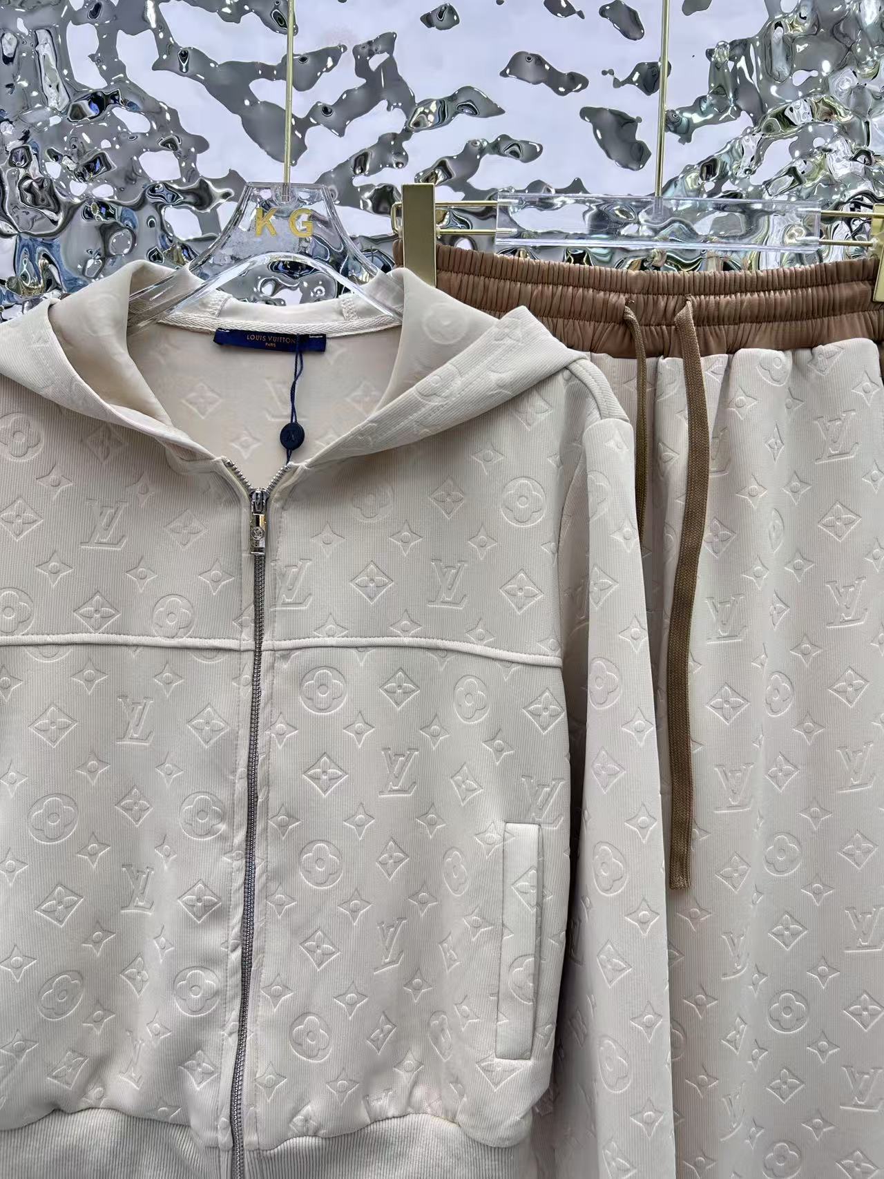 Jacquard fabric suit