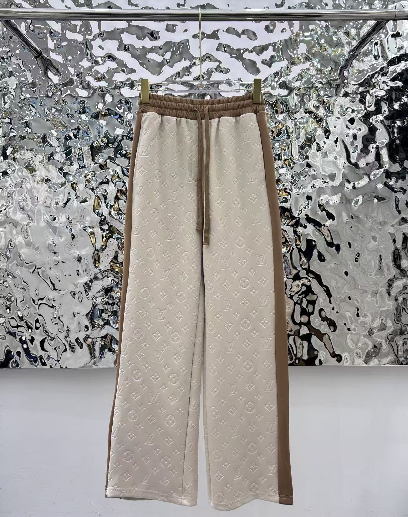 Jacquard fabric suit