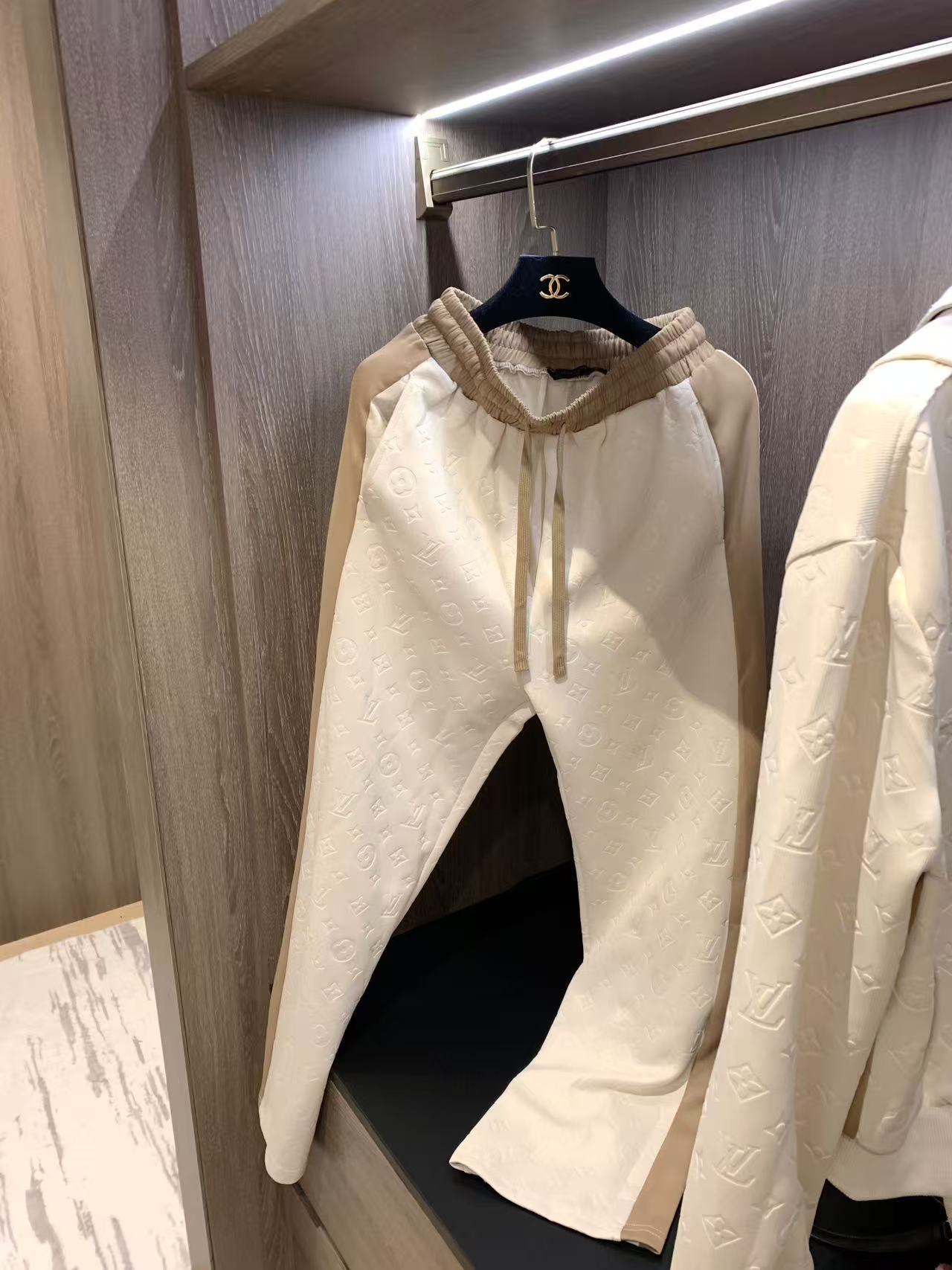 Jacquard fabric suit