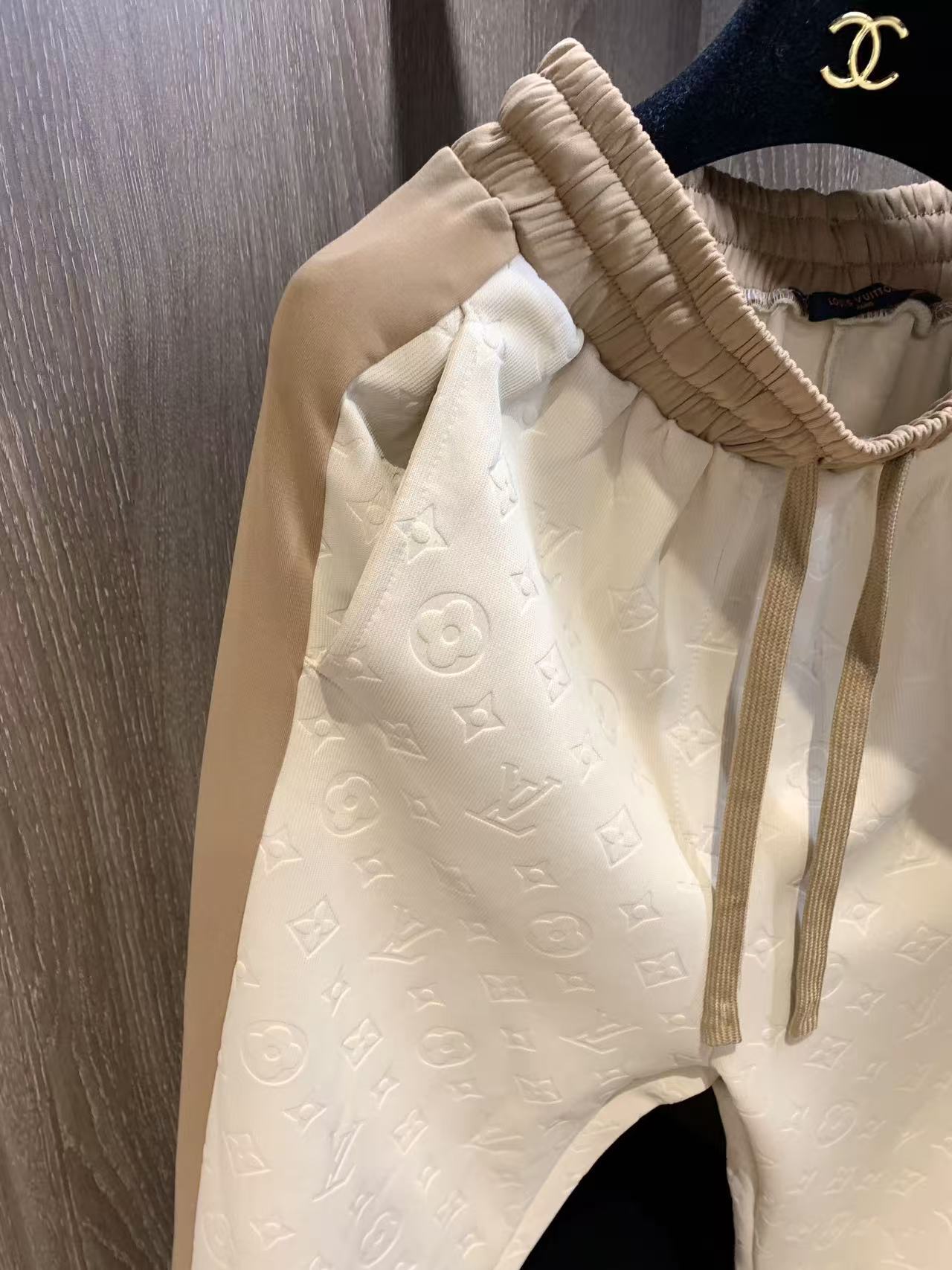 Jacquard fabric suit