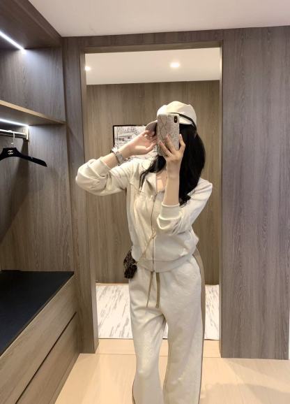 Jacquard fabric suit