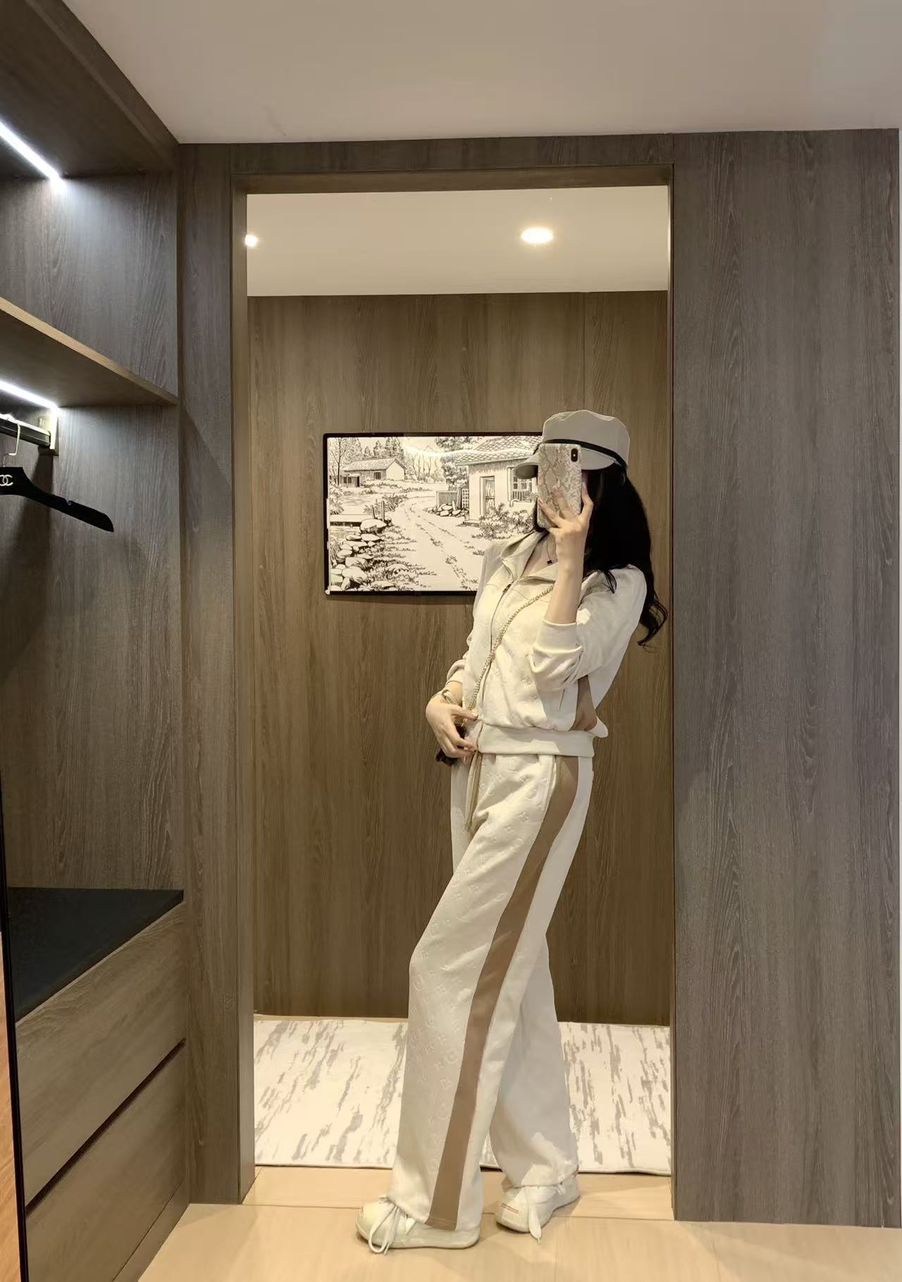 Jacquard fabric suit