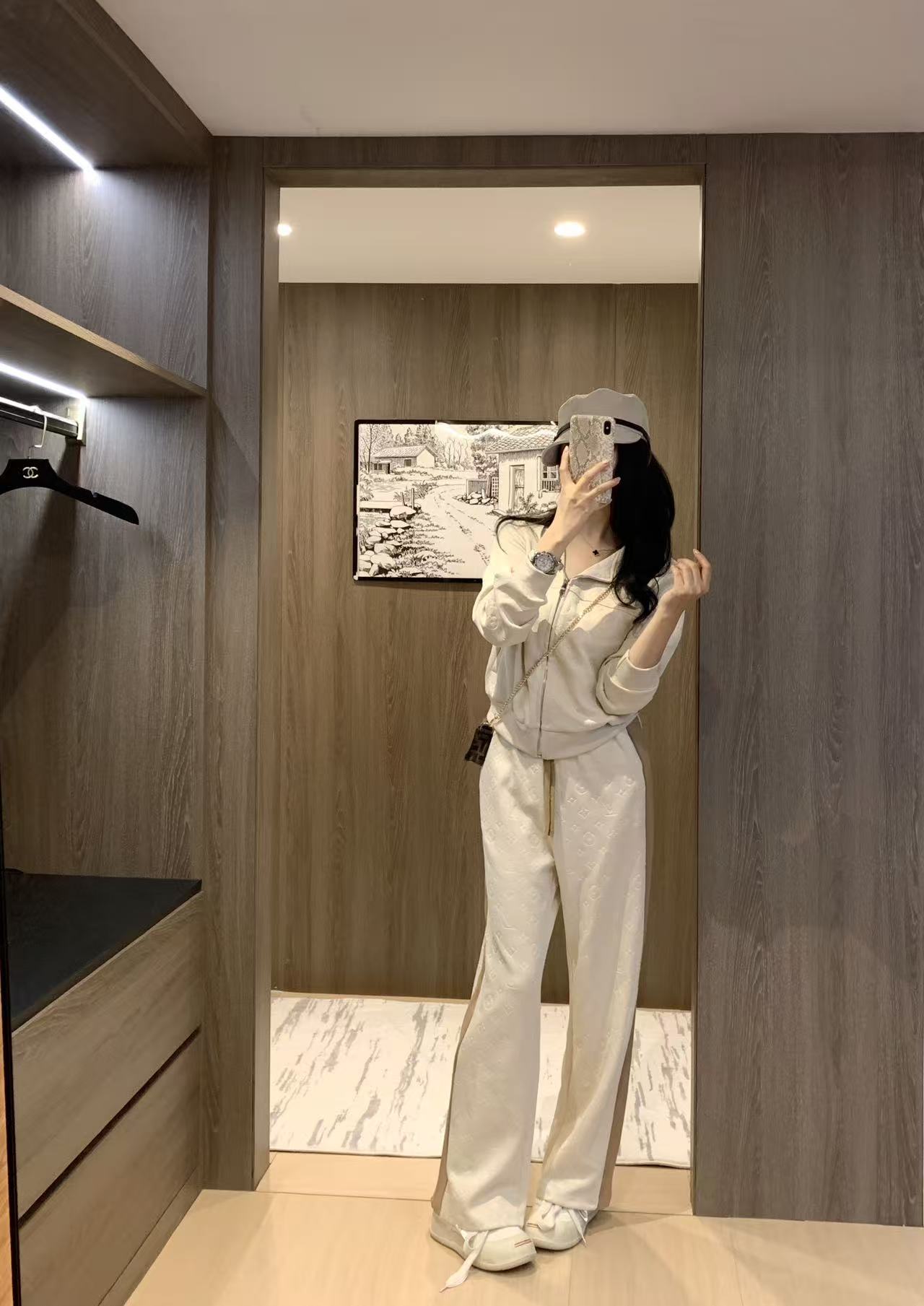 Jacquard fabric suit