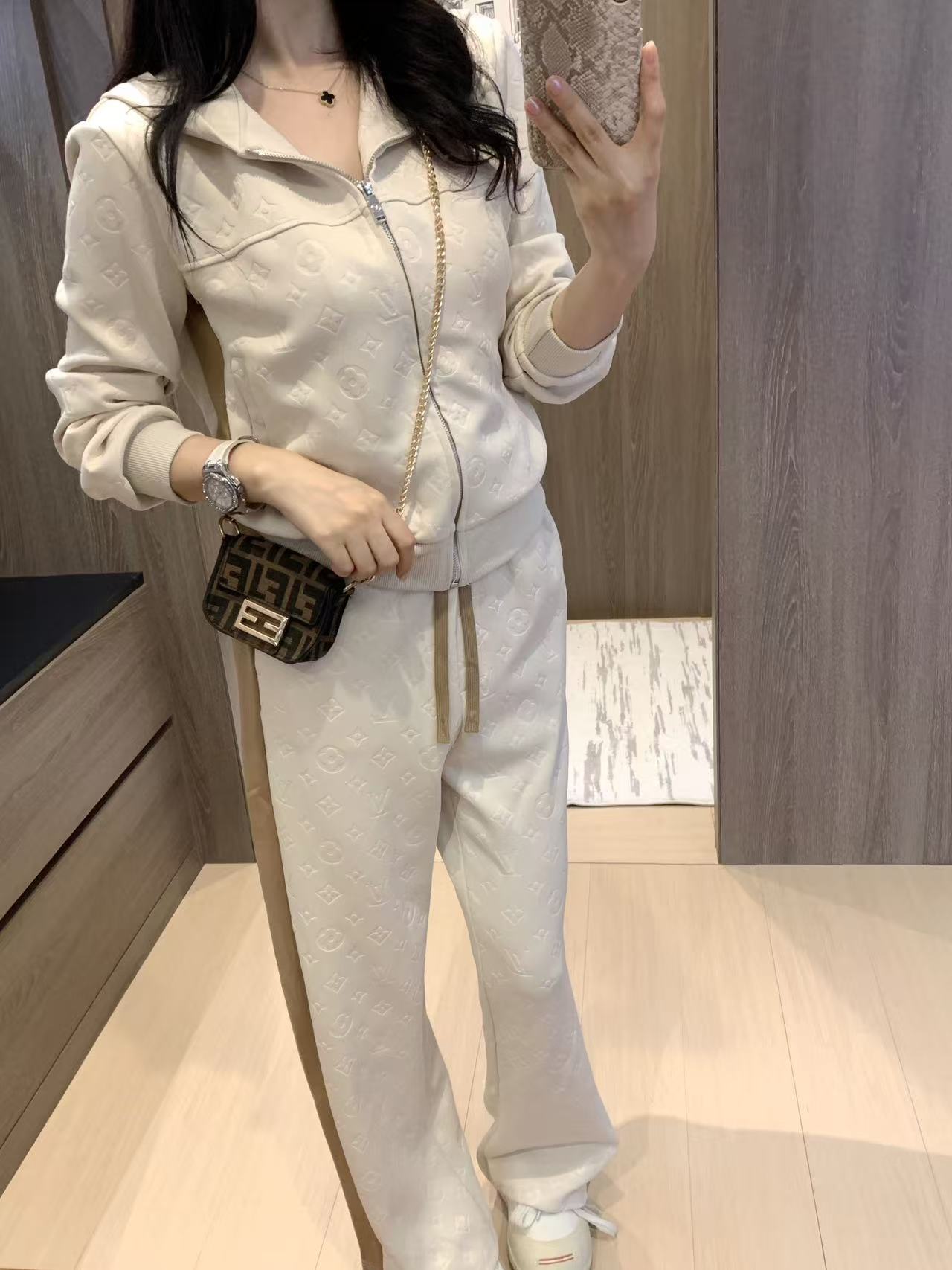 Jacquard fabric suit