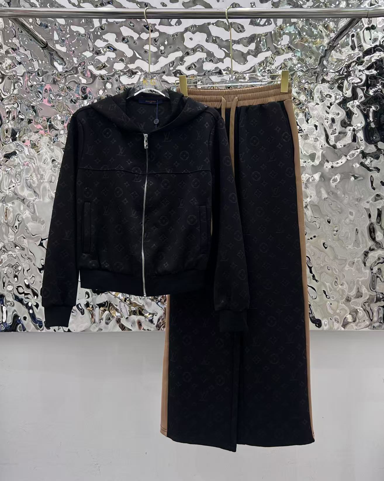 Jacquard fabric suit