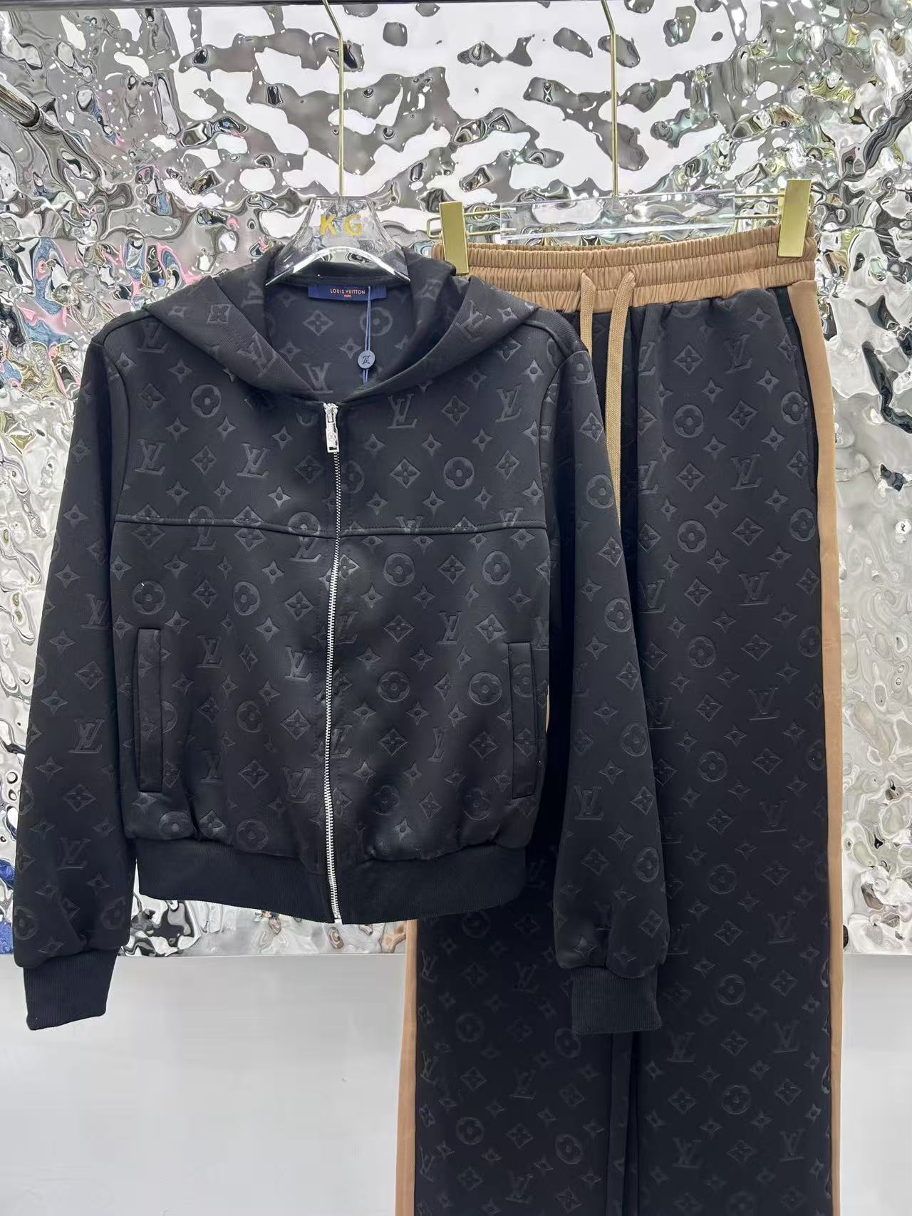 Jacquard fabric suit