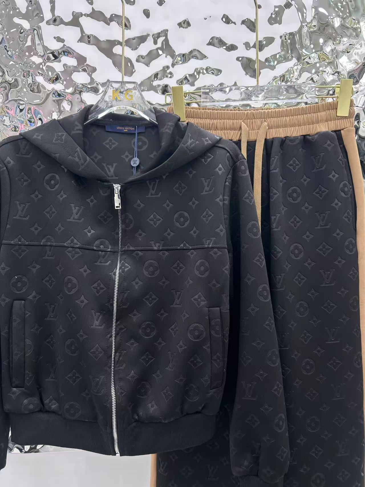 Jacquard fabric suit