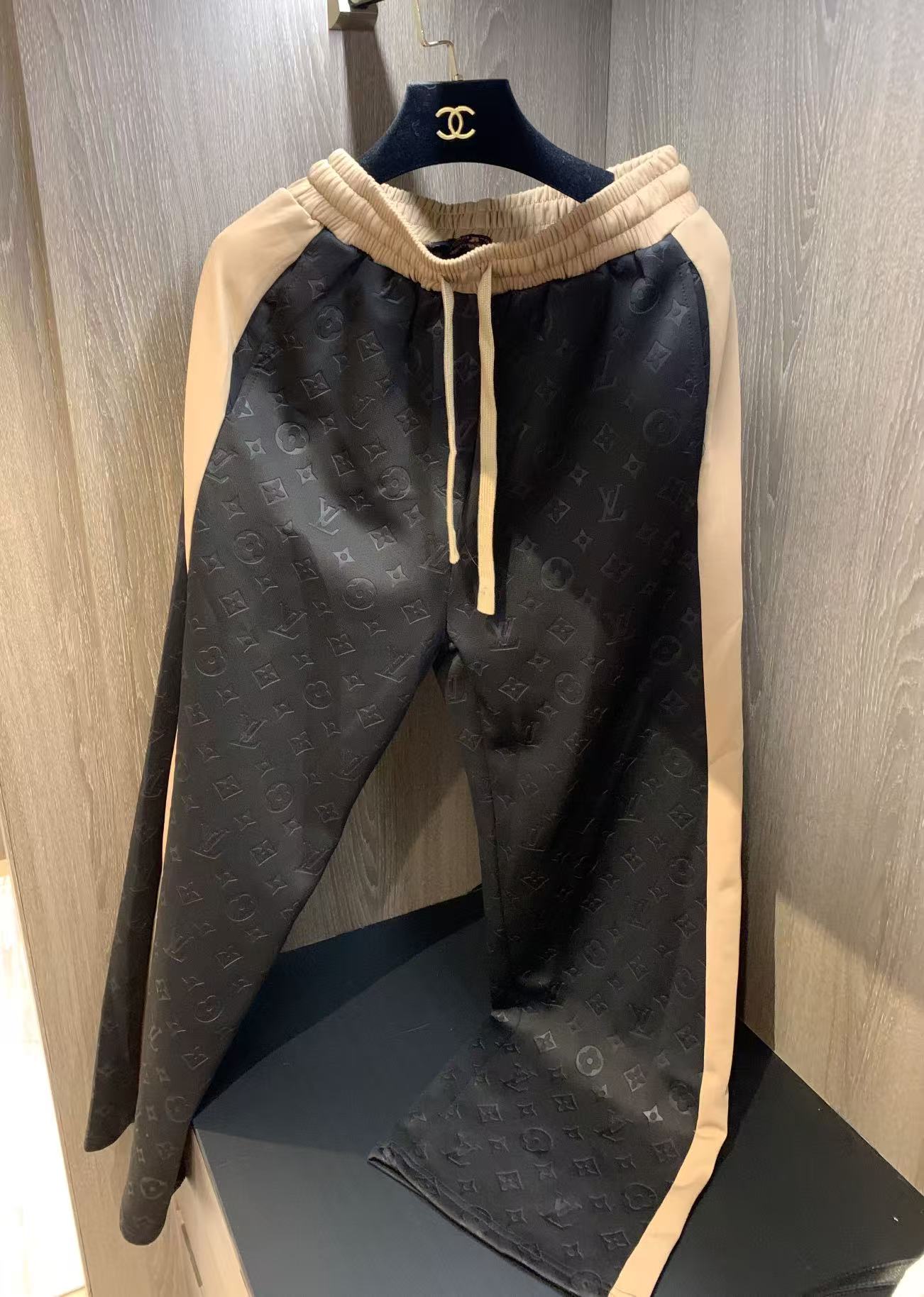 Jacquard fabric suit