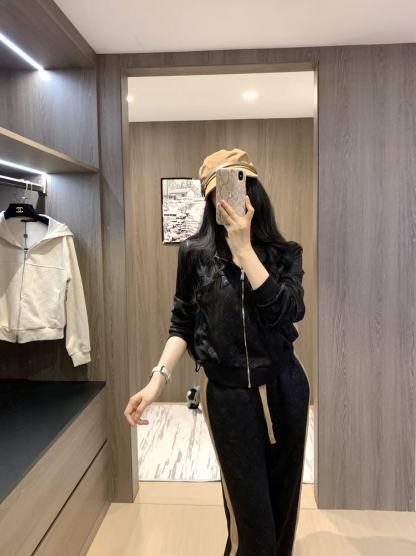 Jacquard fabric suit