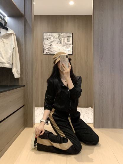 Jacquard fabric suit