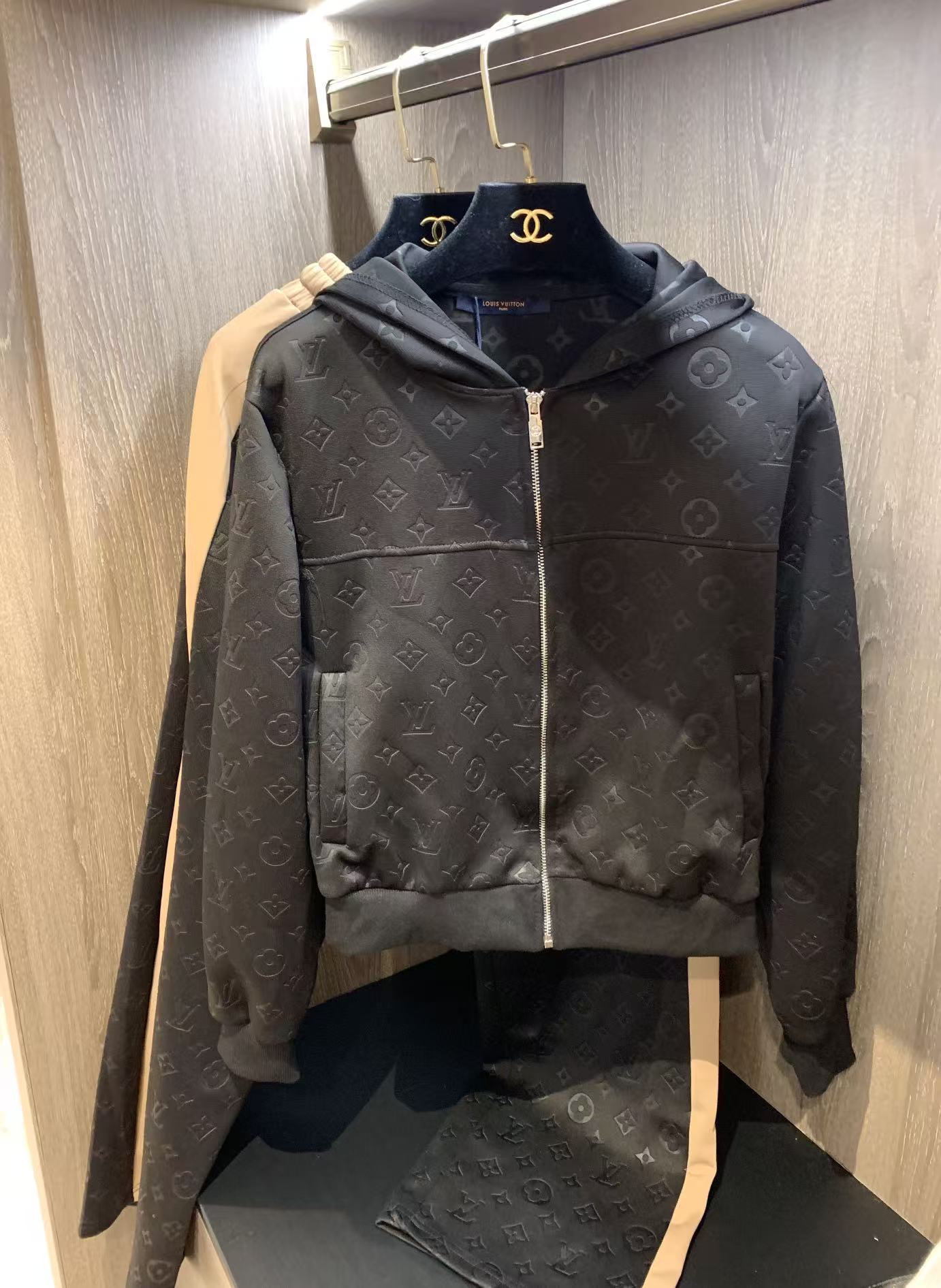 Jacquard fabric suit