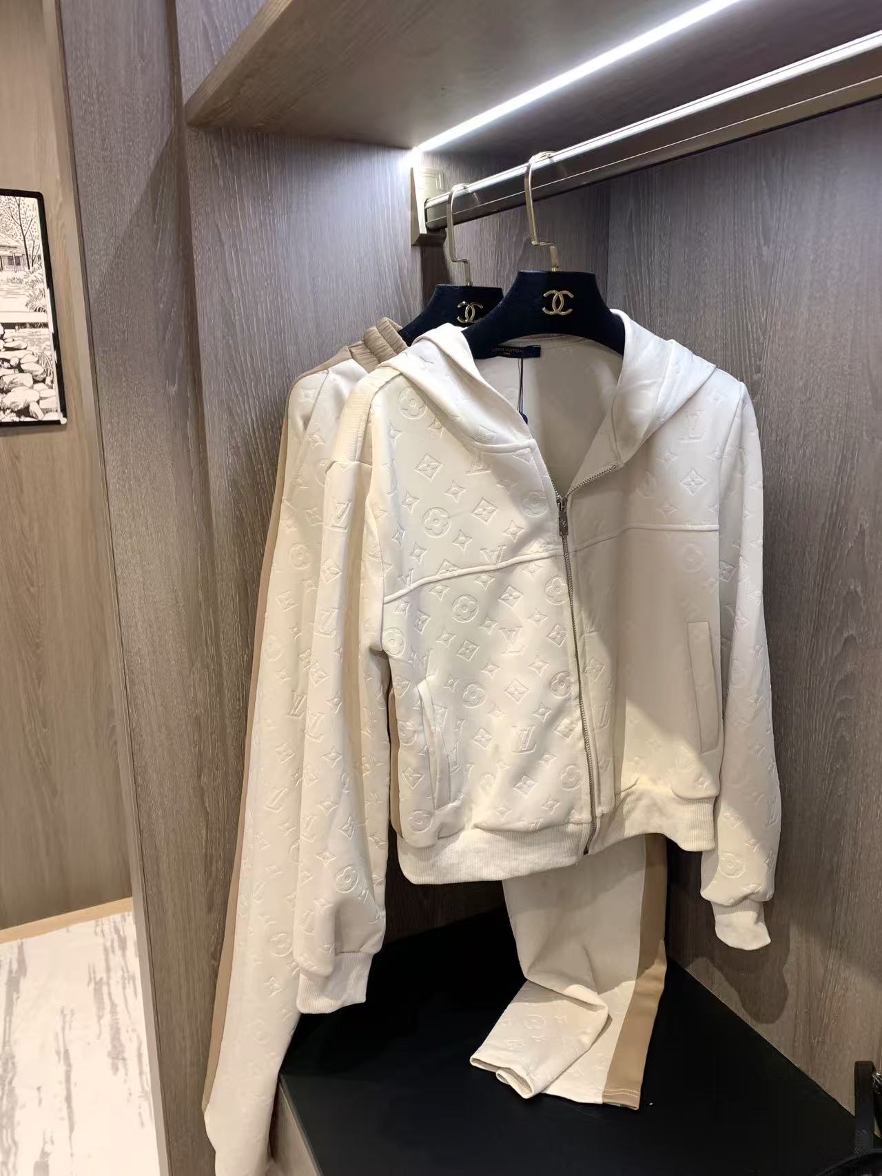 Jacquard fabric suit