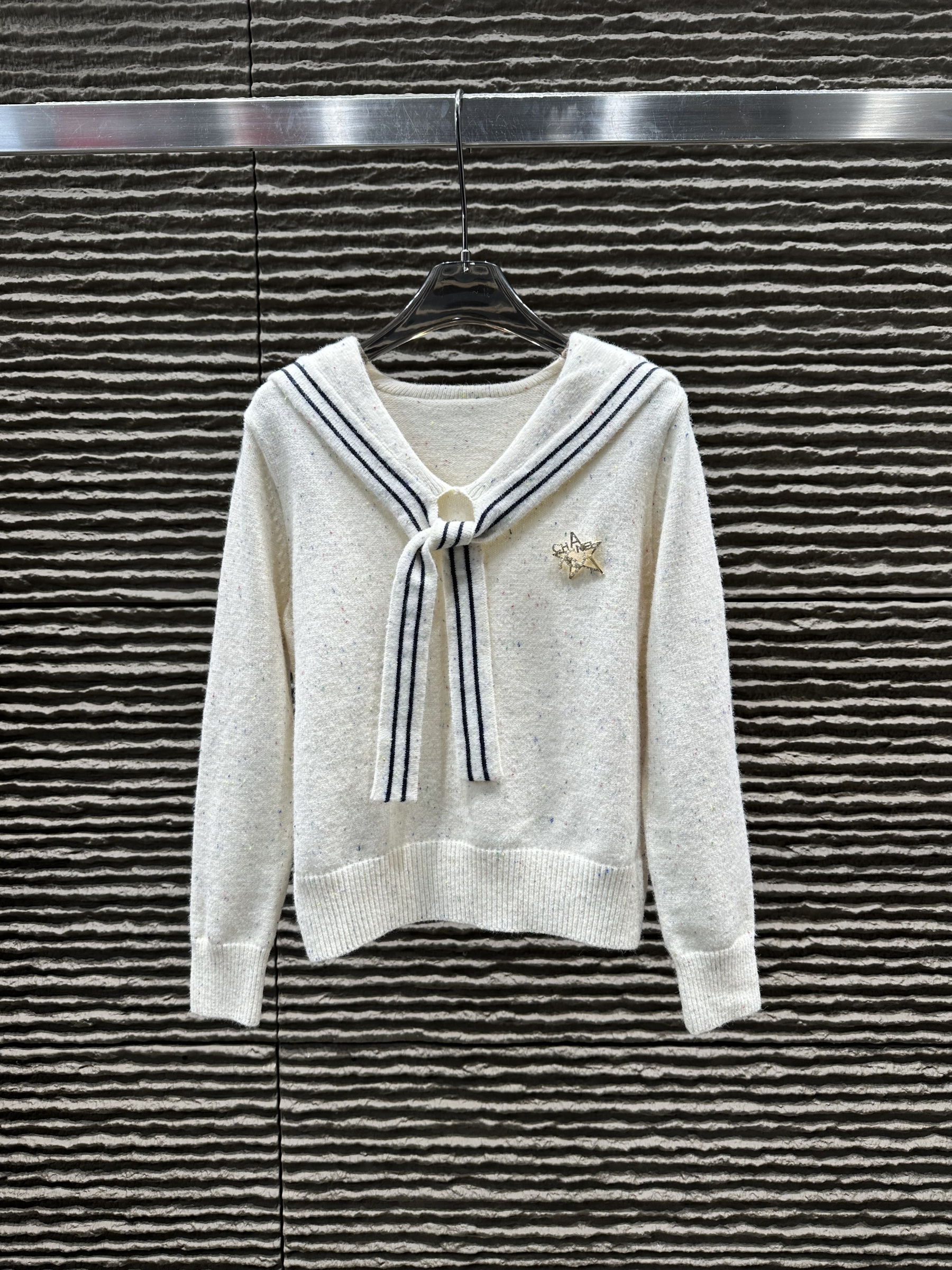 Knitted long-sleeved sweater