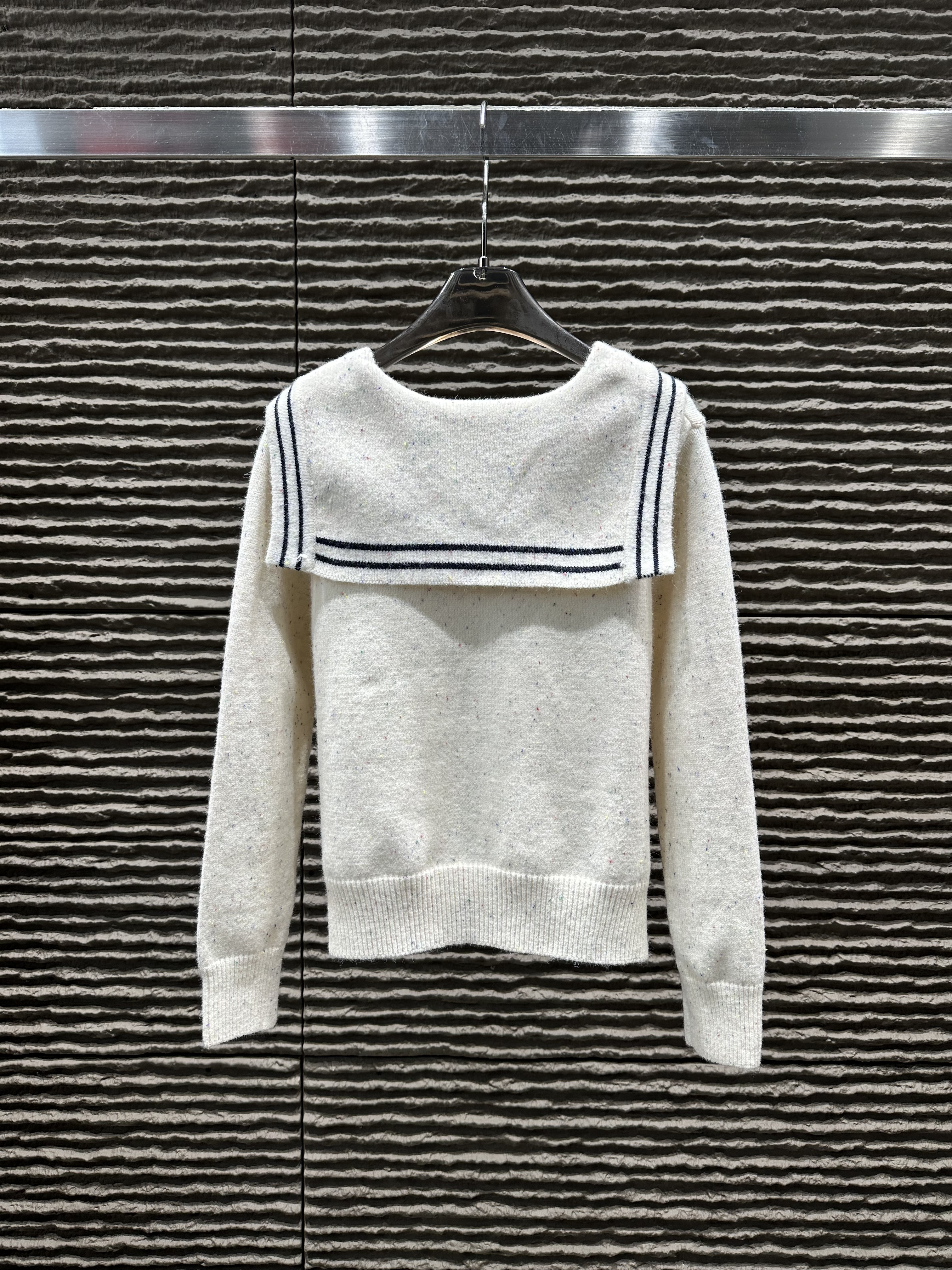 Knitted long-sleeved sweater