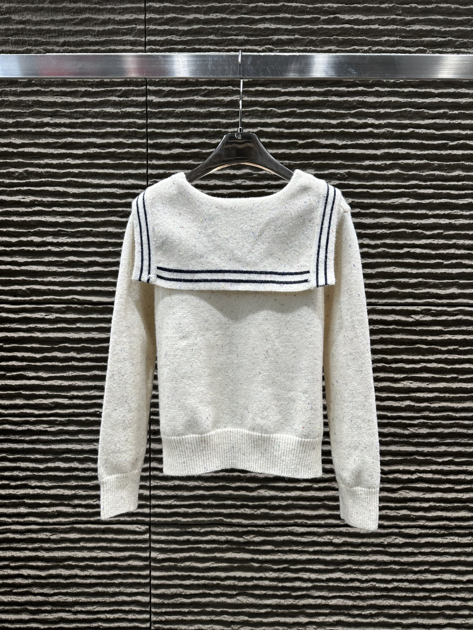 Knitted long-sleeved sweater