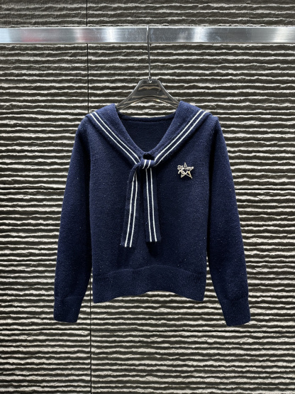 Knitted long-sleeved sweater