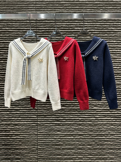 Knitted long-sleeved sweater