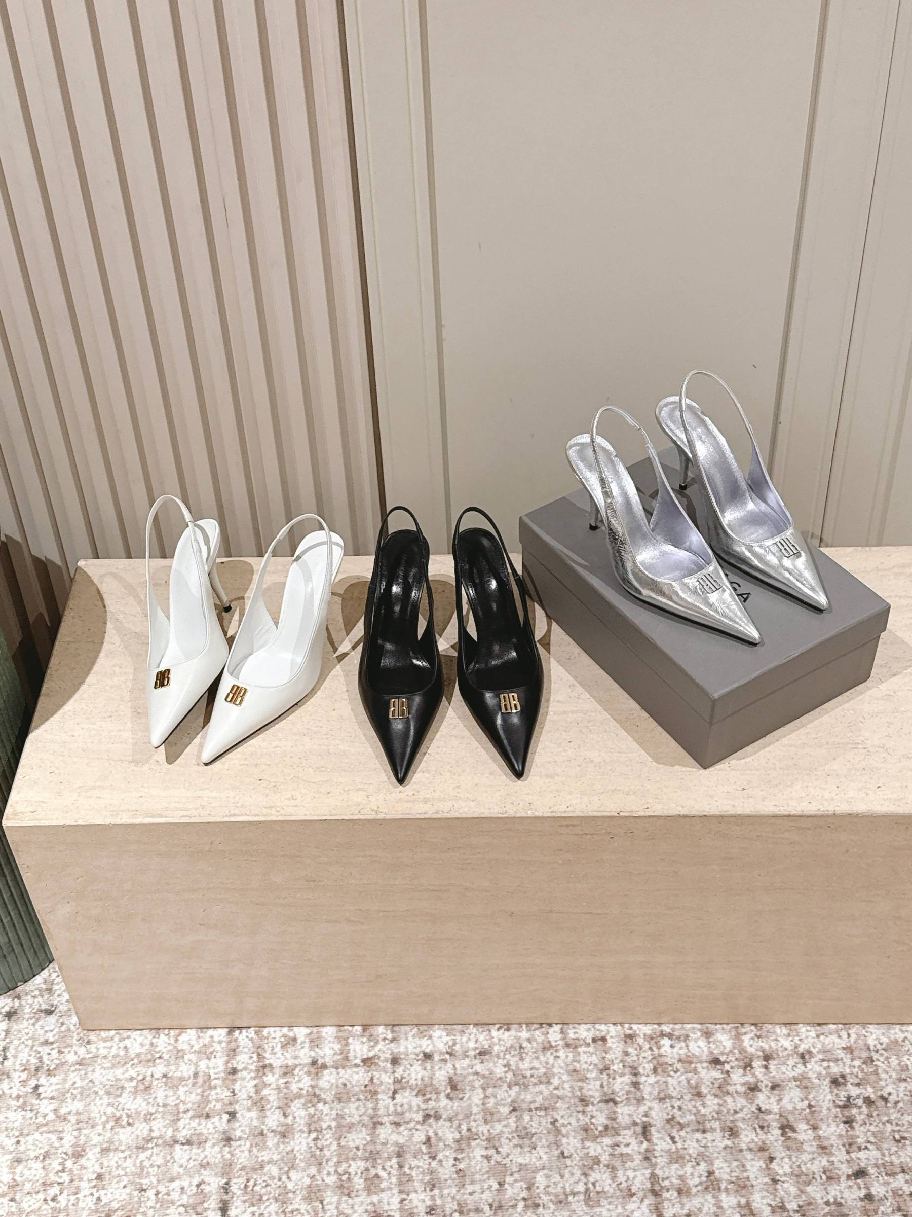 Elegant high heels with pointed toe and B-shaped hardware buckle