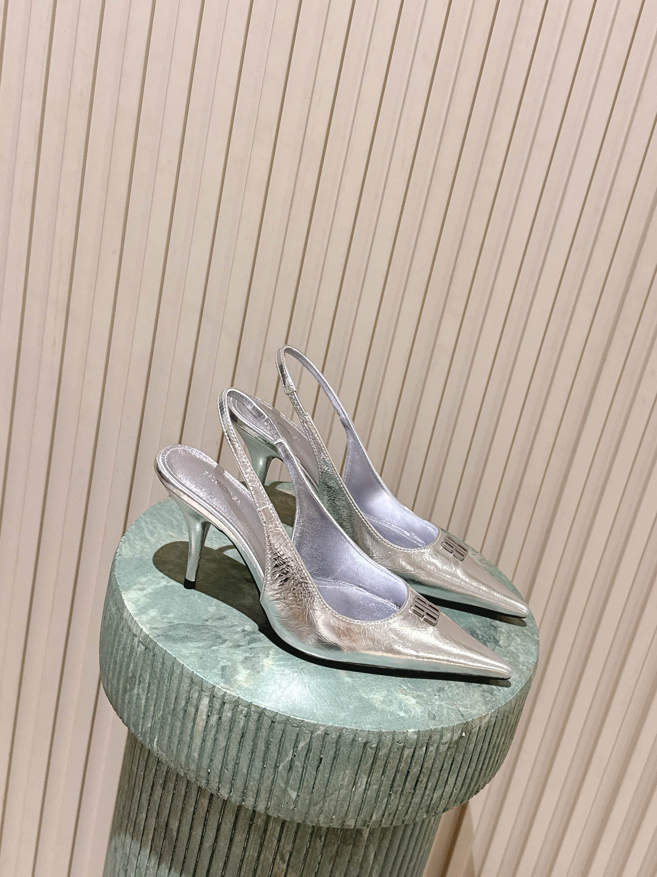 Elegant high heels with pointed toe and B-shaped hardware buckle