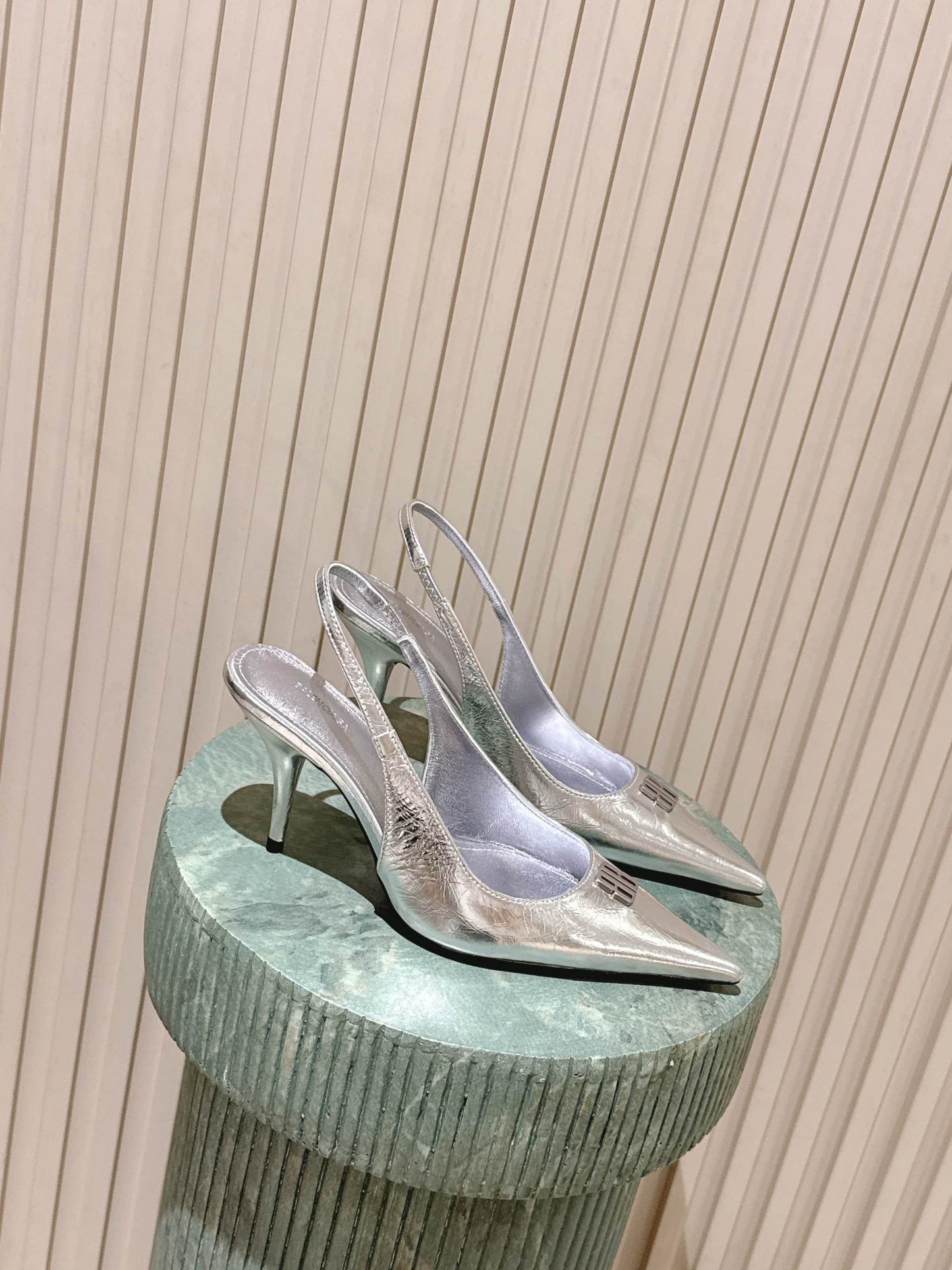 Elegant high heels with pointed toe and B-shaped hardware buckle